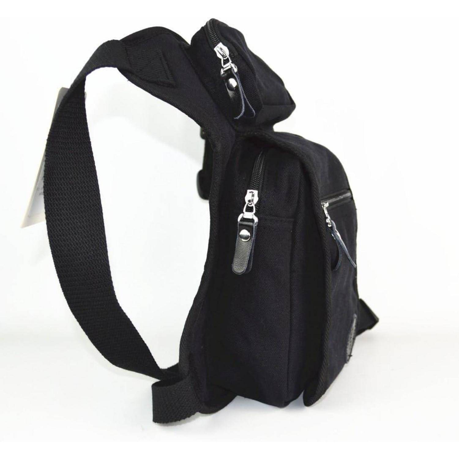 Schwarzer Sling-Rucksack mit einem Schultergurt und mehreren Reißverschlusstaschen auf weißem Hintergrund.