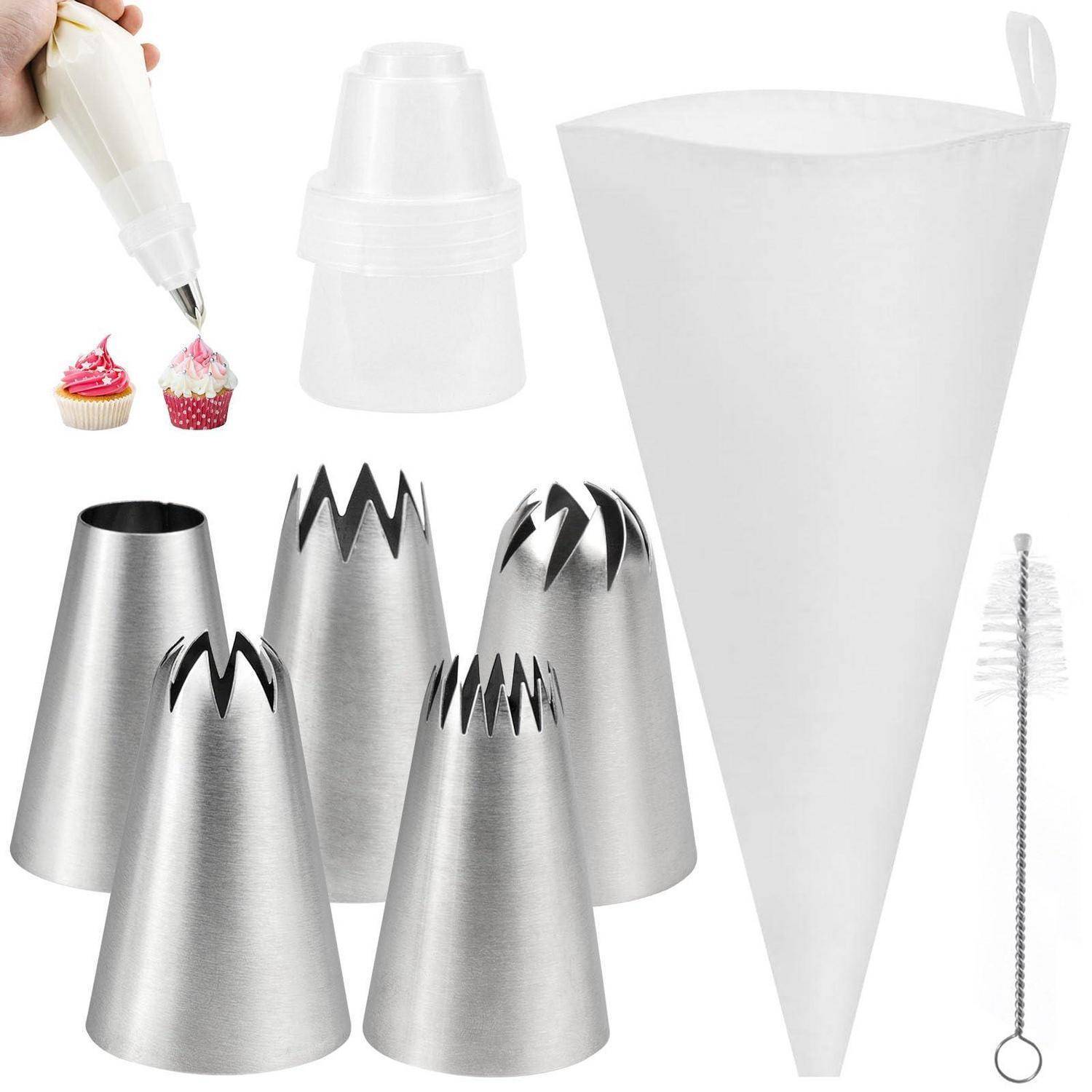 Sortierte Gebäckdekorationswerkzeuge: Spritzbeutel, Kupplung und Metallglasurbeutel, plus ein Pinsel, auf weißem Hintergrund dargestellt.
