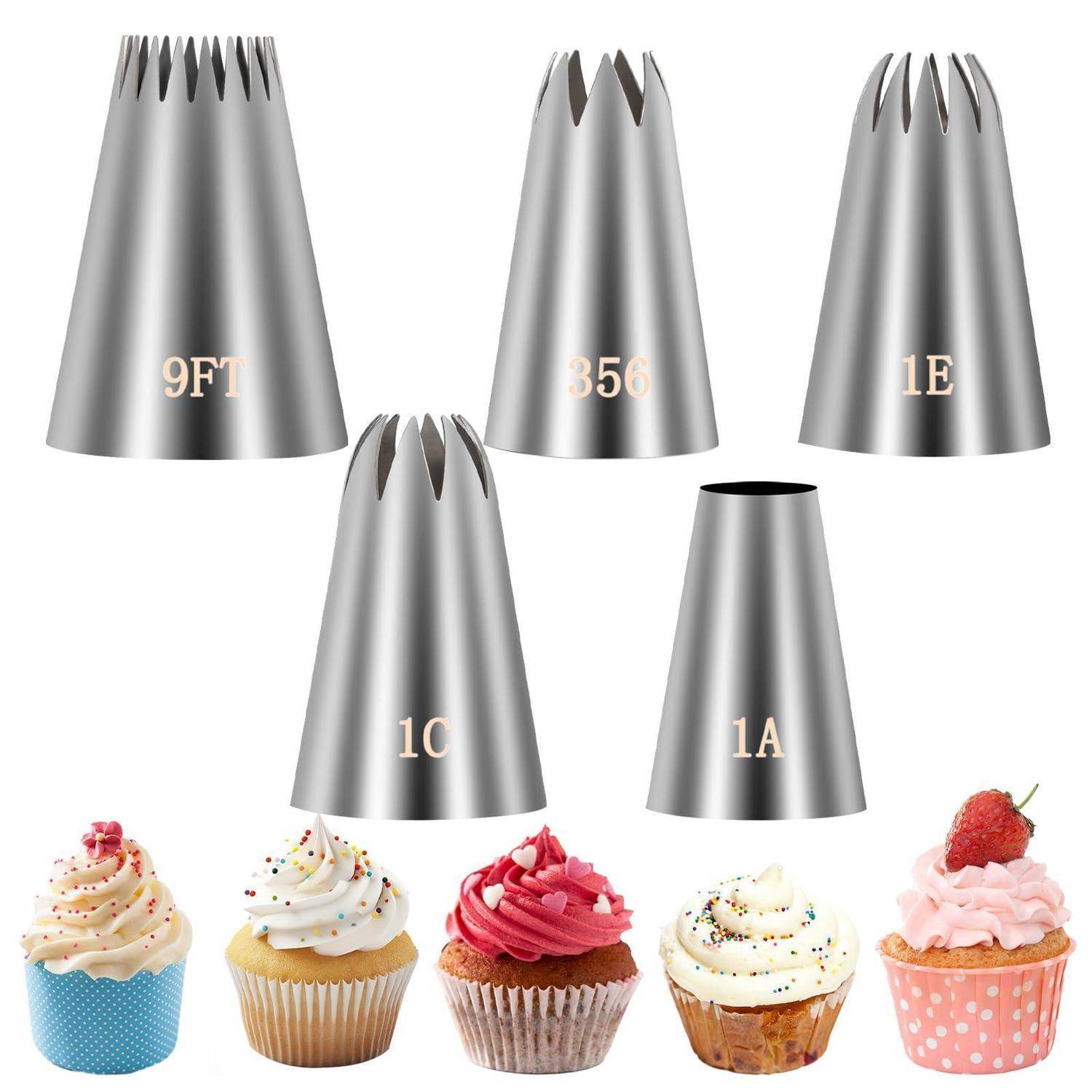 Satz von fünf Metallgebäck-Spritzbeuteltüllen mit den Bezeichnungen 9FT, 856, 1E, 10 und 1A, dargestellt über Cupcakes, die mit verschiedenen Zuckerguss-Stilen dekoriert sind.
