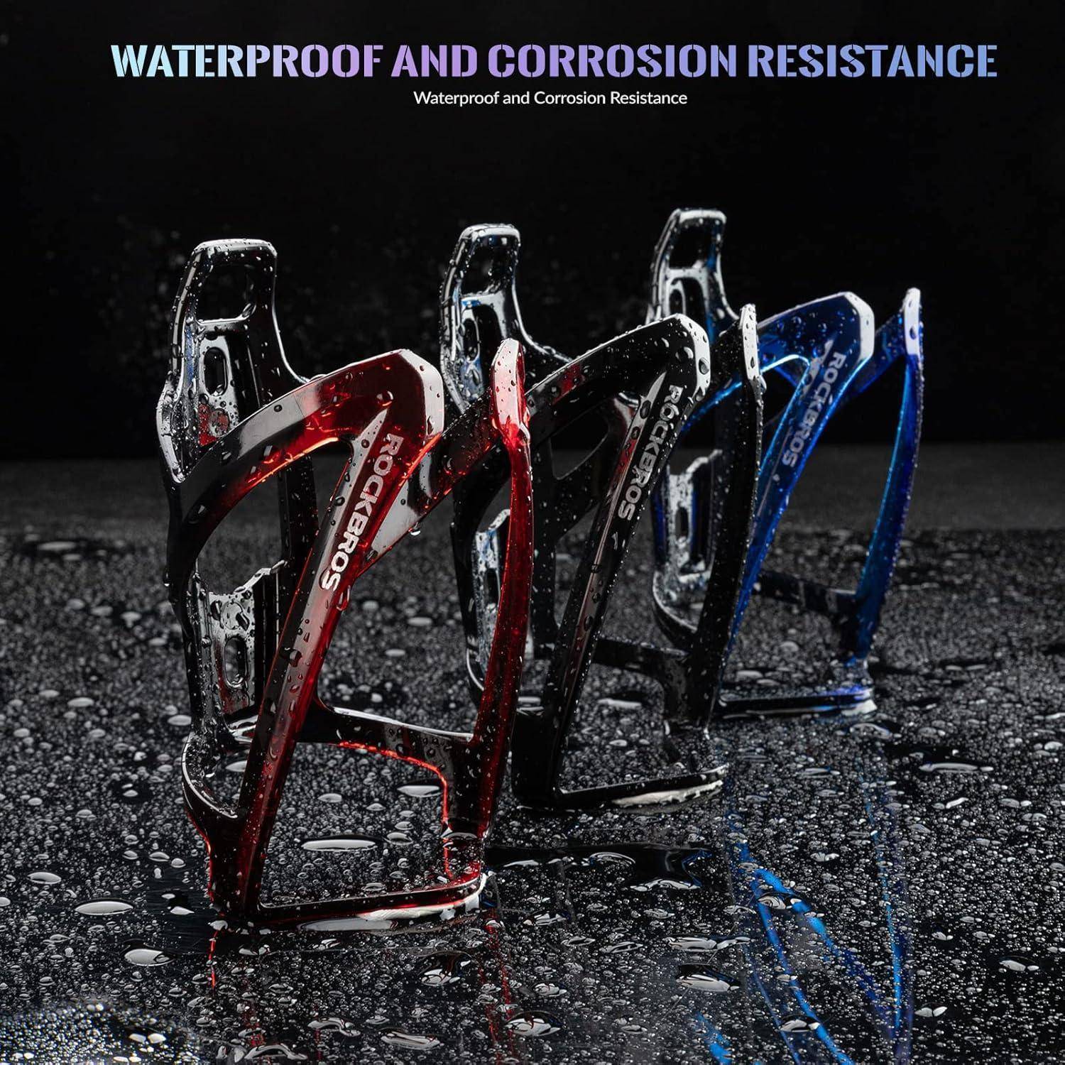 Wasserdichte und korrosionsbeständige Fahrradflaschenhalter in Rot, Schwarz und Blau, nass auf einer dunklen Oberfläche gezeigt, mit dem Text „WASSERDICHT UND KORROSIONSBESTÄNDIGKEIT