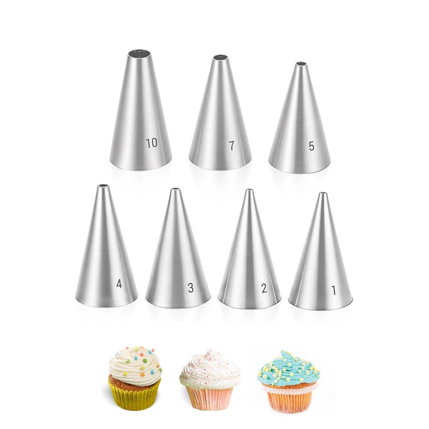 Satz von Metall-Spritztüllen für Gebäck in den Größen 10, 7, 5, 4, 3, 2 und 1, dargestellt über drei dekorierten Cupcakes, um die Verwendung zum Dekorieren anzuzeigen.
