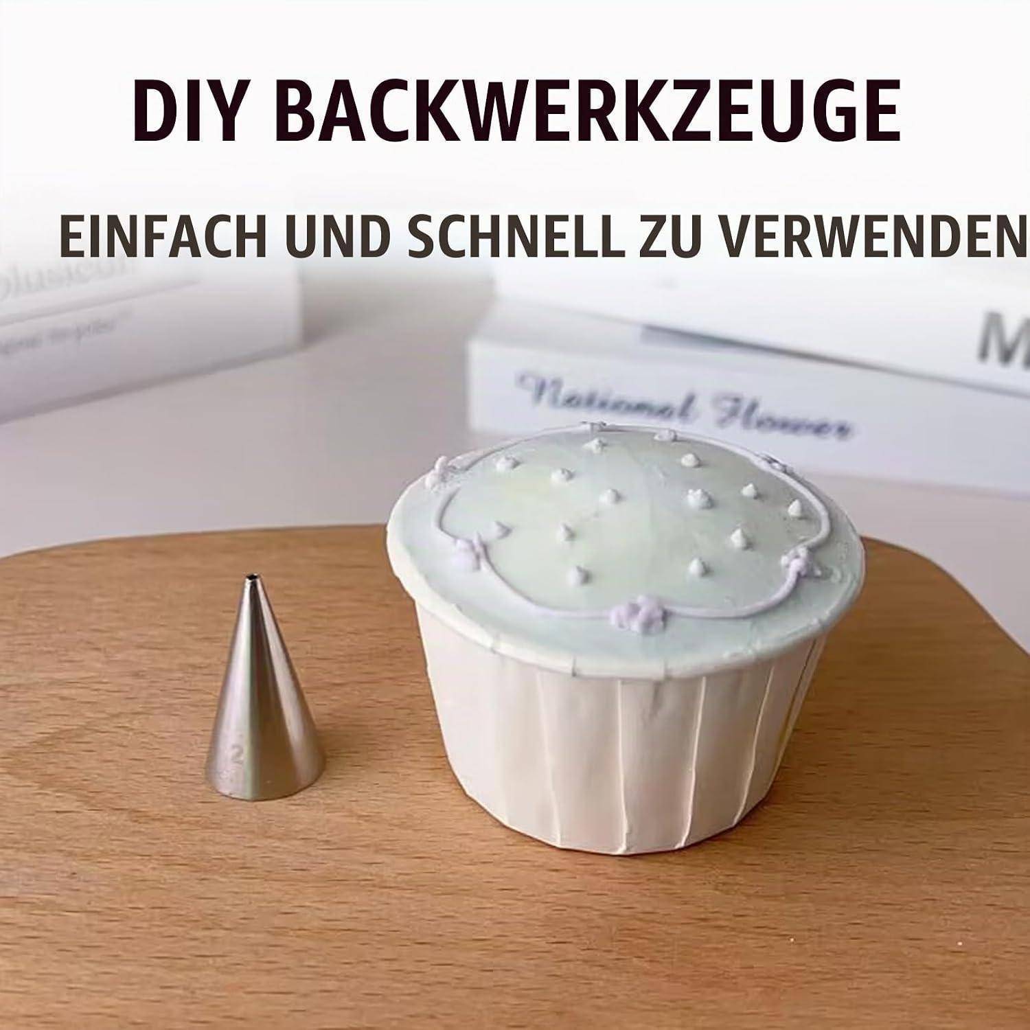 Foto eines DIY-Dekorationswerkzeugsatzes mit einer Metallspritzdüse neben einem gefrorenen Cupcake; der Text lautet „DIY-BACKWERKZEUGE
