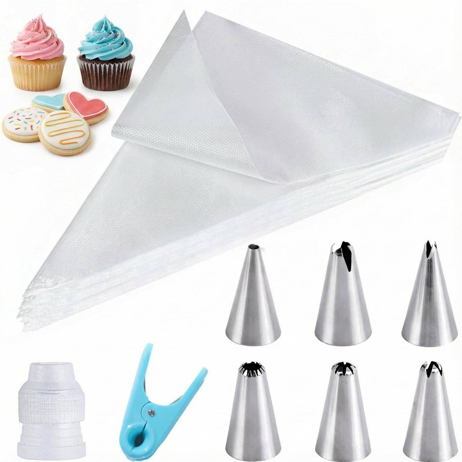 Spritzbeutel-Dekorations-Set mit Einwegbeuteln, Metallspritztülle, Kupplung und Clip, gezeigt mit gefrosteten Cupcakes und Keksen.