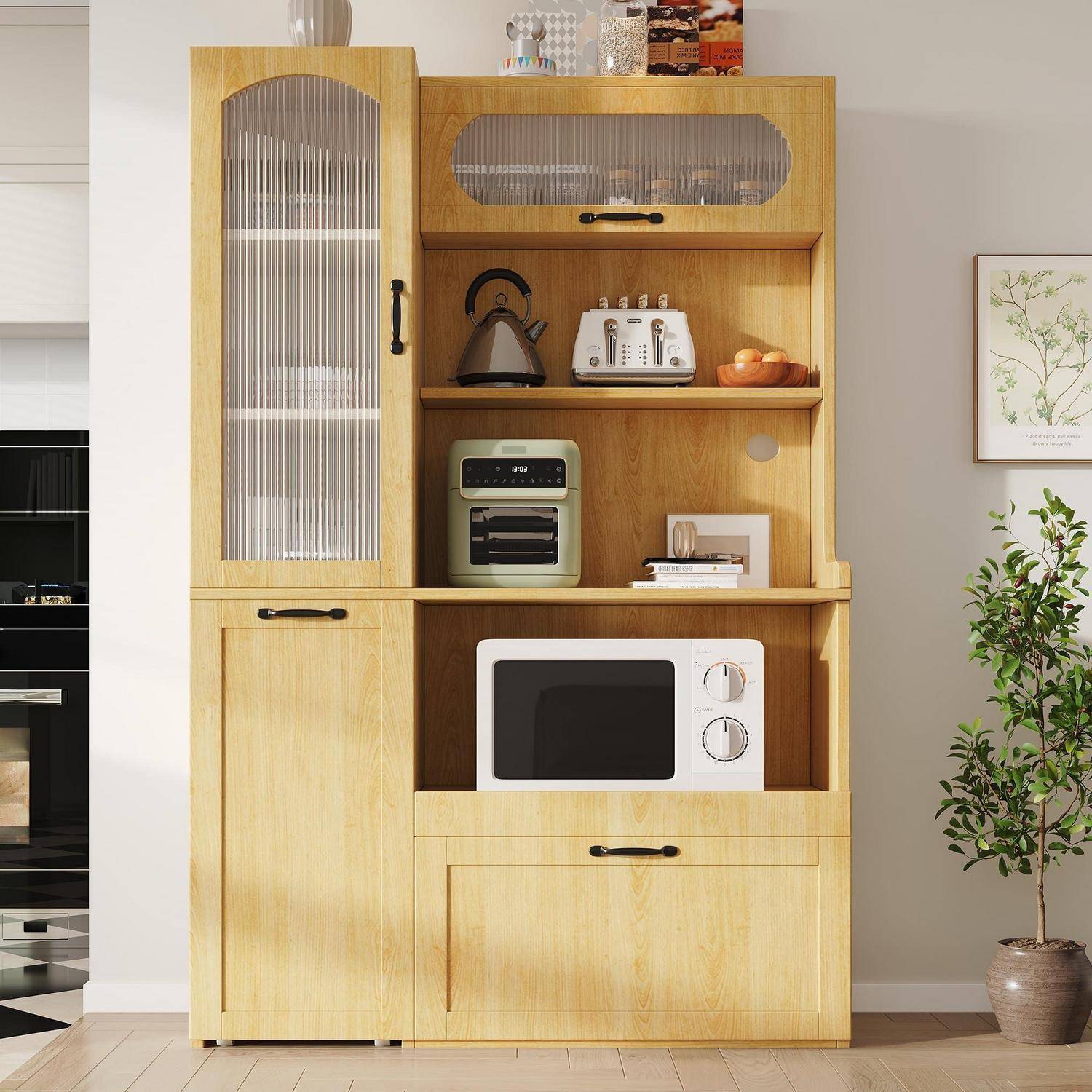 Hölzerne Küchenvitrine mit Glastürschränken und Regalen, auf denen ein Wasserkocher, ein Toaster, eine Heißluftfritteuse, ein Toasterofen und eine Mikrowelle stehen, neben einer Topfpflanze.
