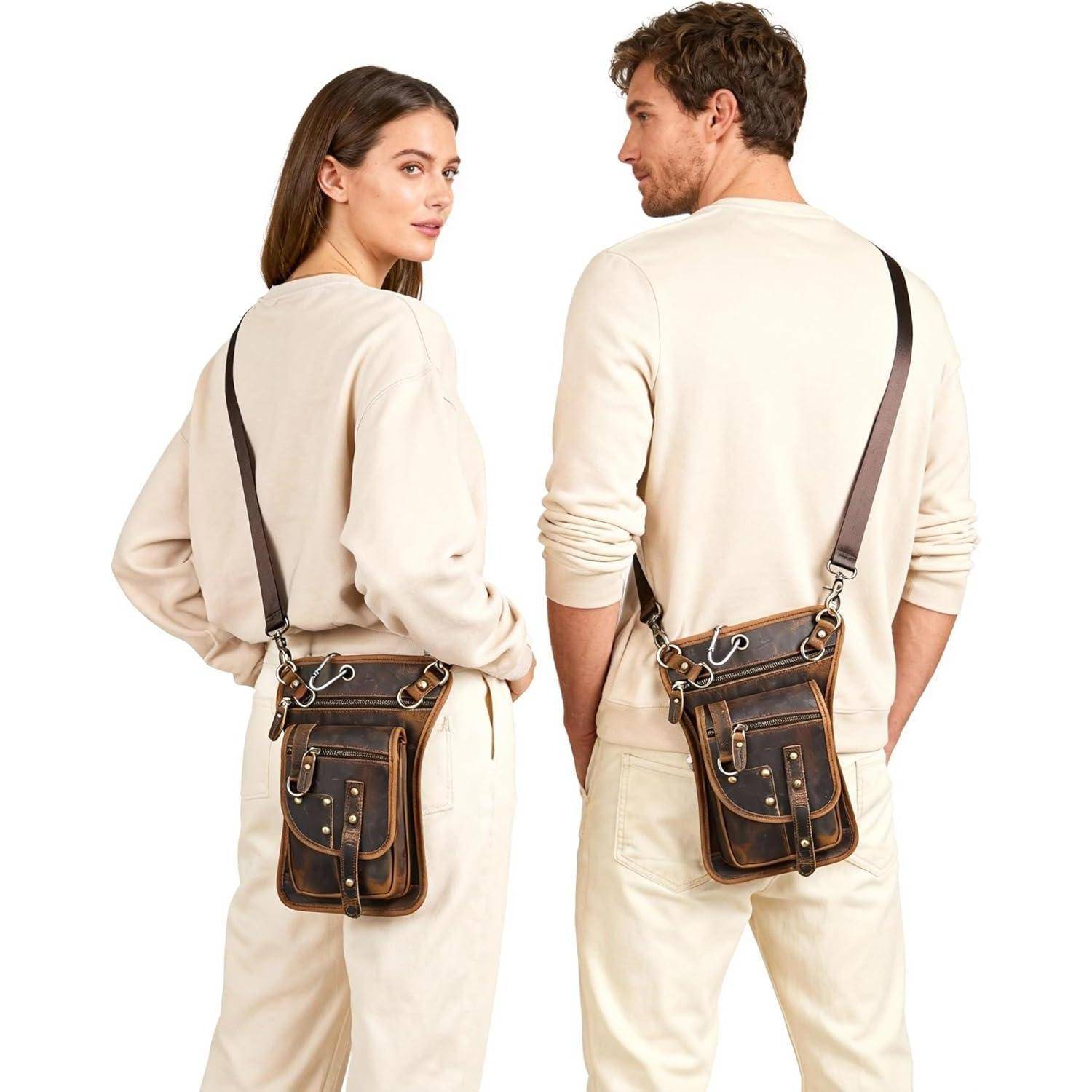 Zwei Models tragen beige Outfits mit braunen Ledertaschen im Crossbody-Stil, die hinten getragen werden, von hinten und von der Seite vor weißem Hintergrund dargestellt.