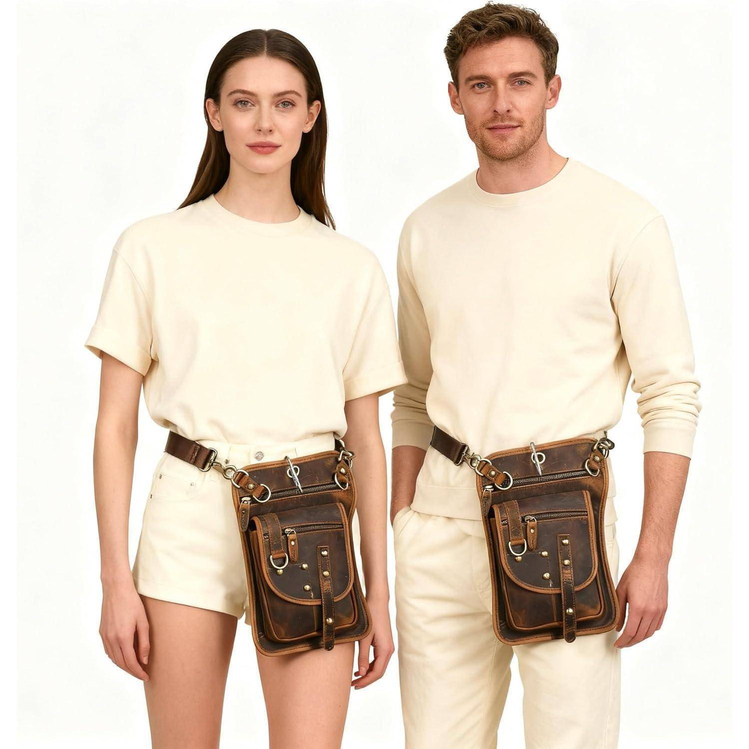 Mann und Frau präsentieren cremefarbene Outfits mit passenden braunen Leder-Umhängetaschen vor einem schlichten weißen Hintergrund.