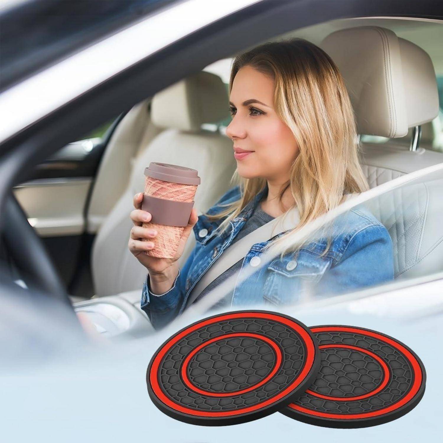 Frau im Auto, die eine Kaffeetasse hält, mit zwei runden rutschfesten Untersetzer für Getränkehalter im Vordergrund.