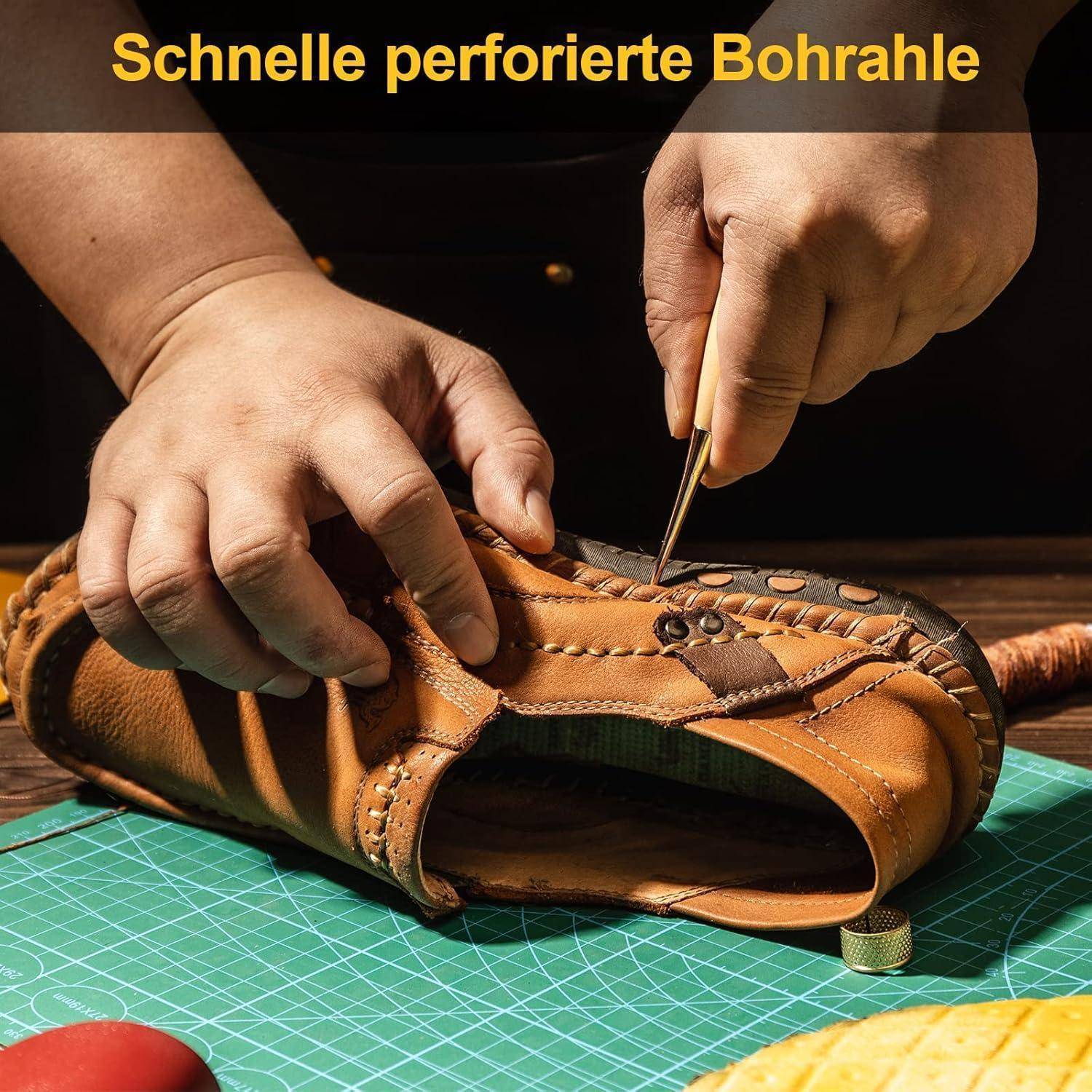 Hände, die mit einer Lochzange Löcher in einem Lederschuhschaft auf einer Schneidematte stanzen, mit dem deutschen Titel „Schnelle perforierte Bohrahle