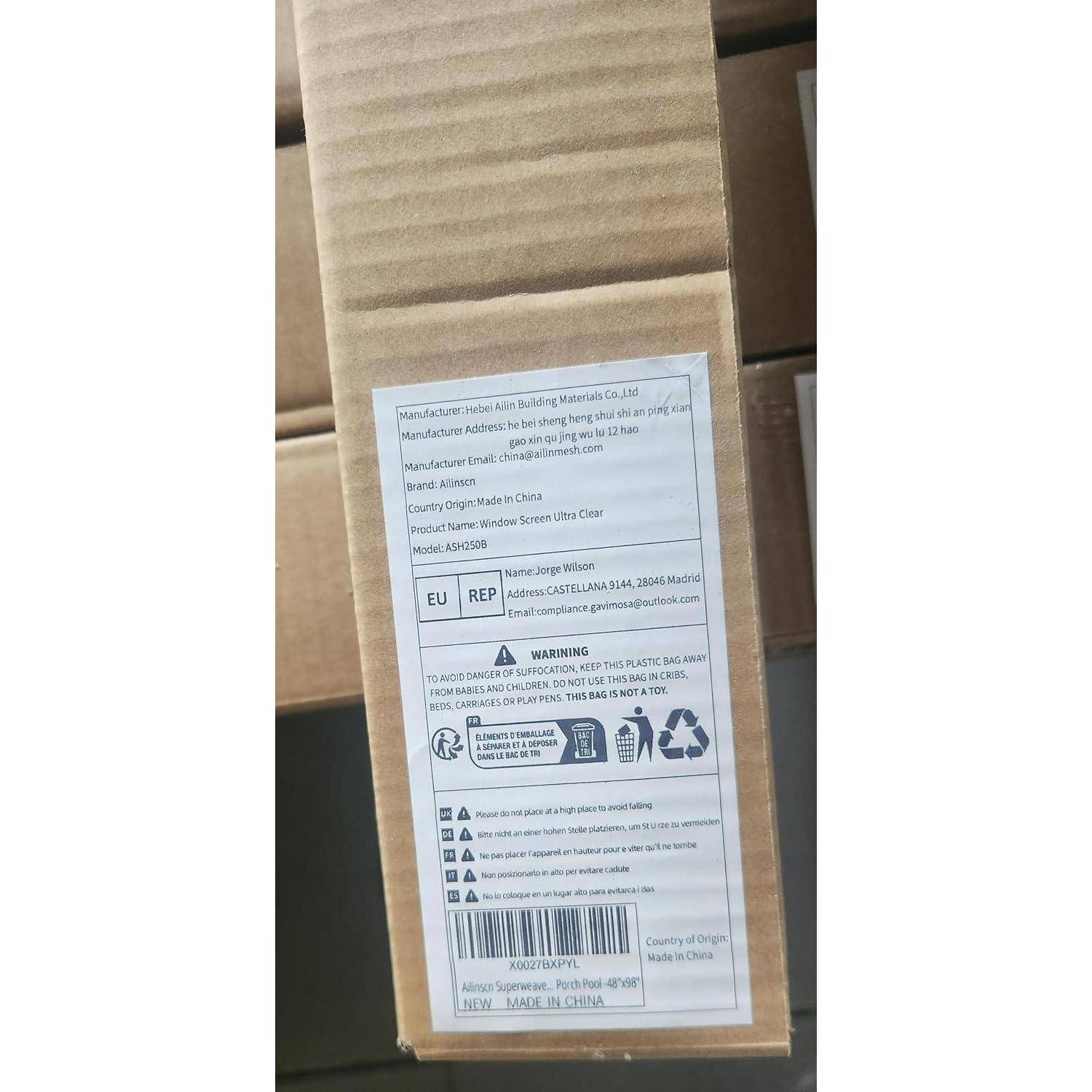 Eine verpackte Schachtel mit einem Produktetikett für einen Aluminiumblendschutz. Das Etikett zeigt Herstellerangaben, Warnsymbole, Recycling-Symbol, Barcode und „Made in China