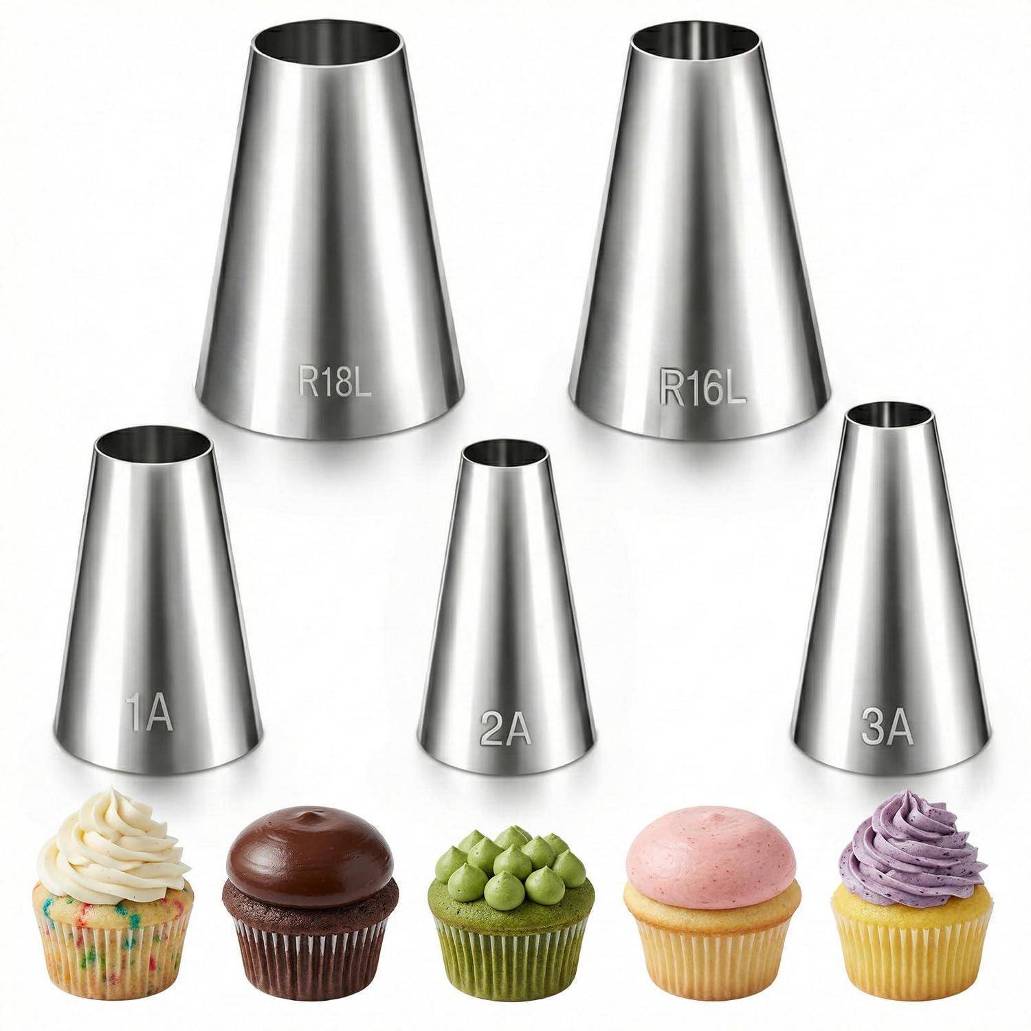 Satz aus fünf Spritzbeuteltüllen aus Edelstahl mit den Bezeichnungen R18L, R16L, 1A, 2A und 3A, mit Beispielcupcakes, die verschiedene Zuckergussstile zeigen.