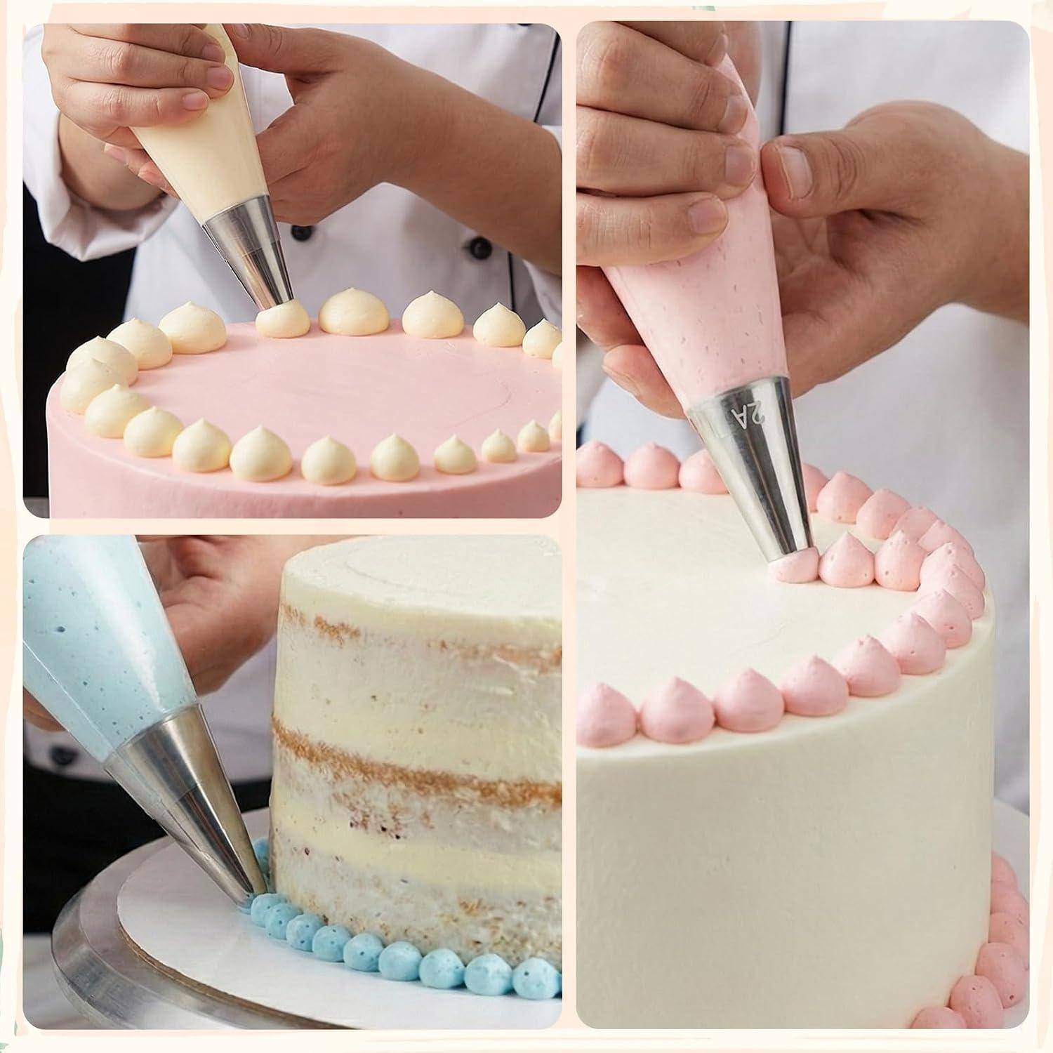 Nahaufnahmen-Collage von Händen, die mit einem Spritzbeutel und einer Metallspitze pastellfarbene Zuckergussperlen auf Kuchen spritzen, was Tortenverzierung demonstriert.