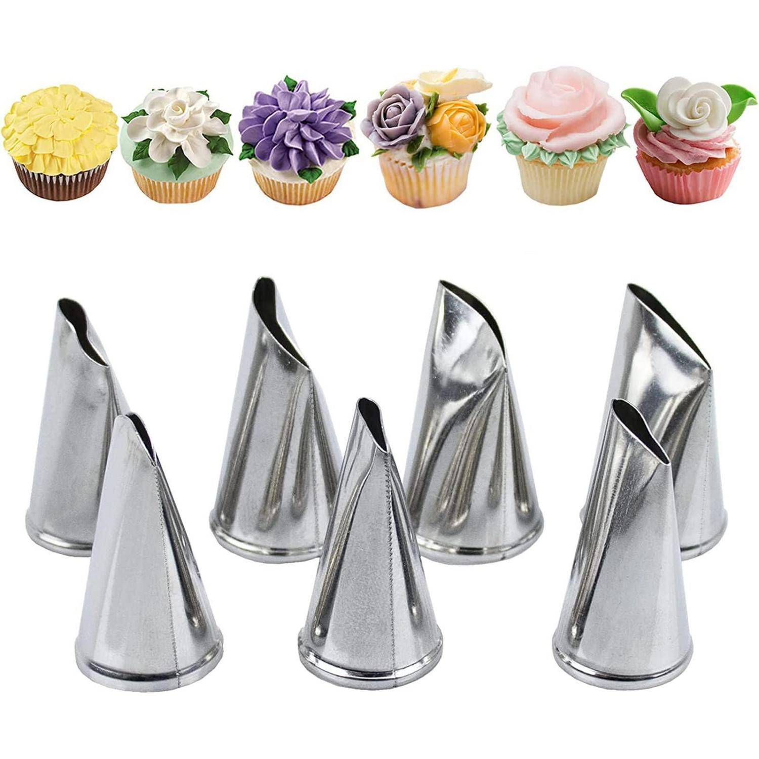 Sortiert dekorierte Cupcakes, die oben sechs Edelstahl-Spritzbeutel-Aufsätze zum Backendekorieren zeigen.
