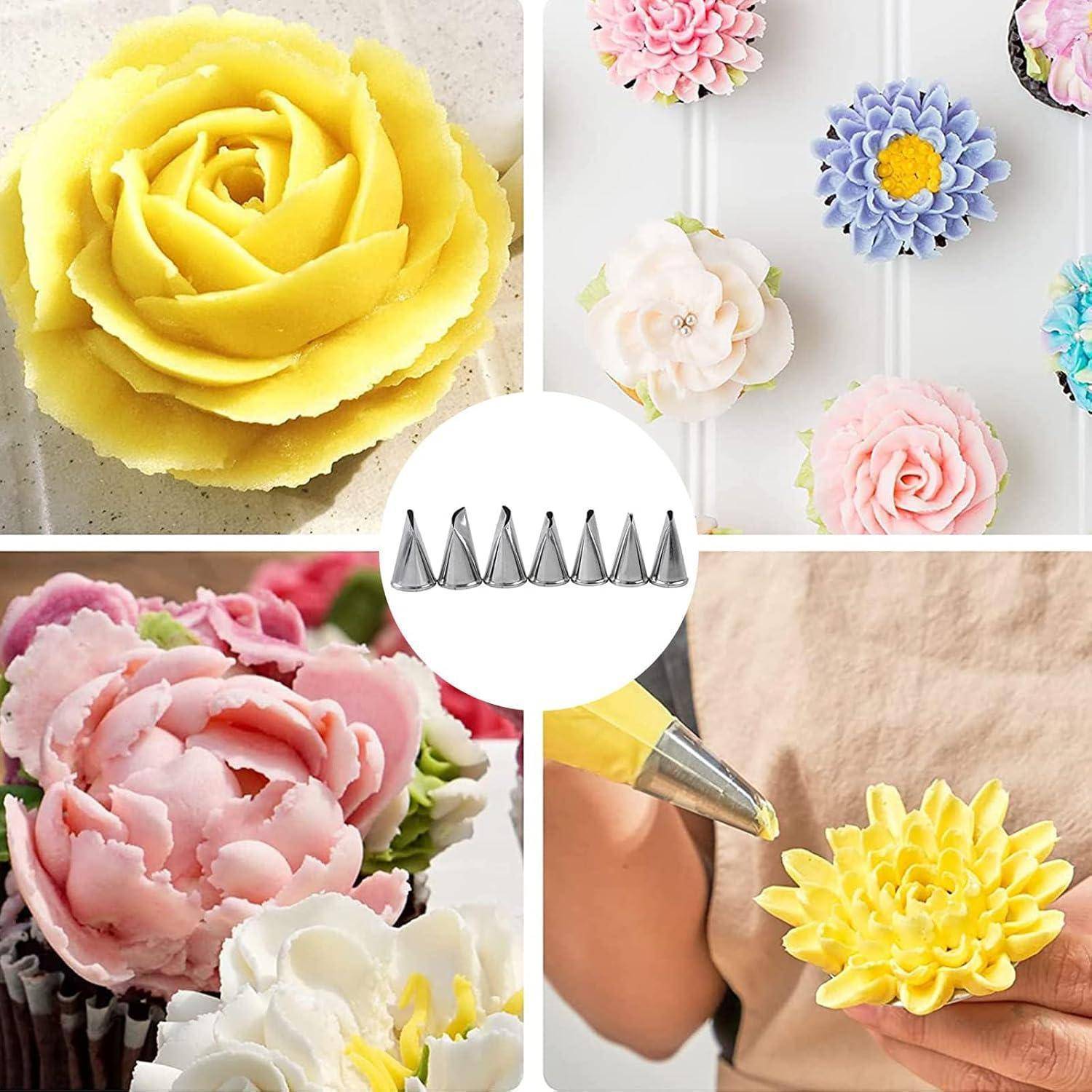 Collage mit dekorativen blütenförmigen Zuckergussmustern, die mit Spritztüllen hergestellt wurden, einschließlich gelber, rosa, weißer und blauer Blüten, plus einem Metalltüllen-Set und Spritzvorgang in Gebrauch.