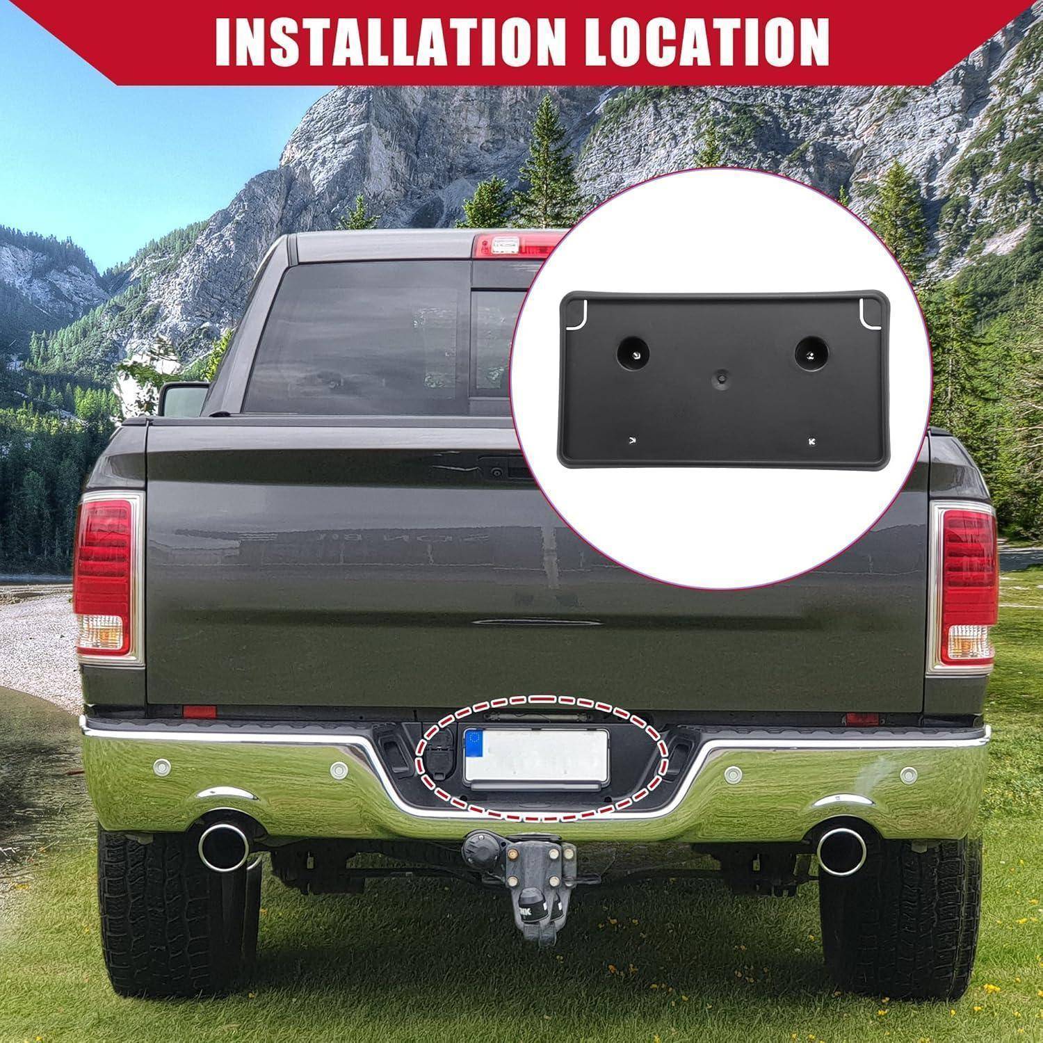 Rückansicht eines Pickup-Trucks, die den Installationsort auf der Heckklappe über dem Kennzeichen zeigt; die Vergrößerung hebt eine schwarze Montageklammer hervor.