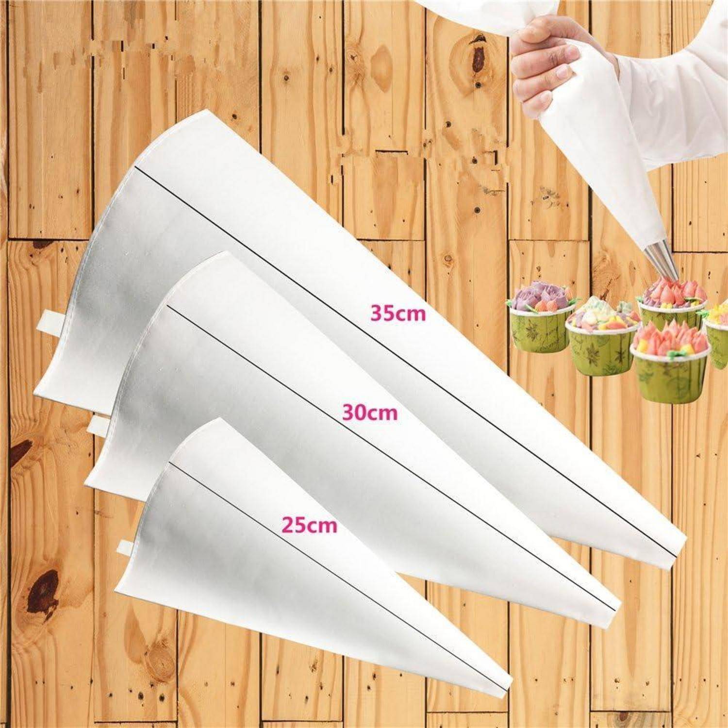 Drei weiße Spritzbeutel mit den Beschriftungen 25cm, 30cm und 35cm, die zum Verzieren von Cupcakes verwendet werden und verschiedene Beutelgrößen veranschaulichen.