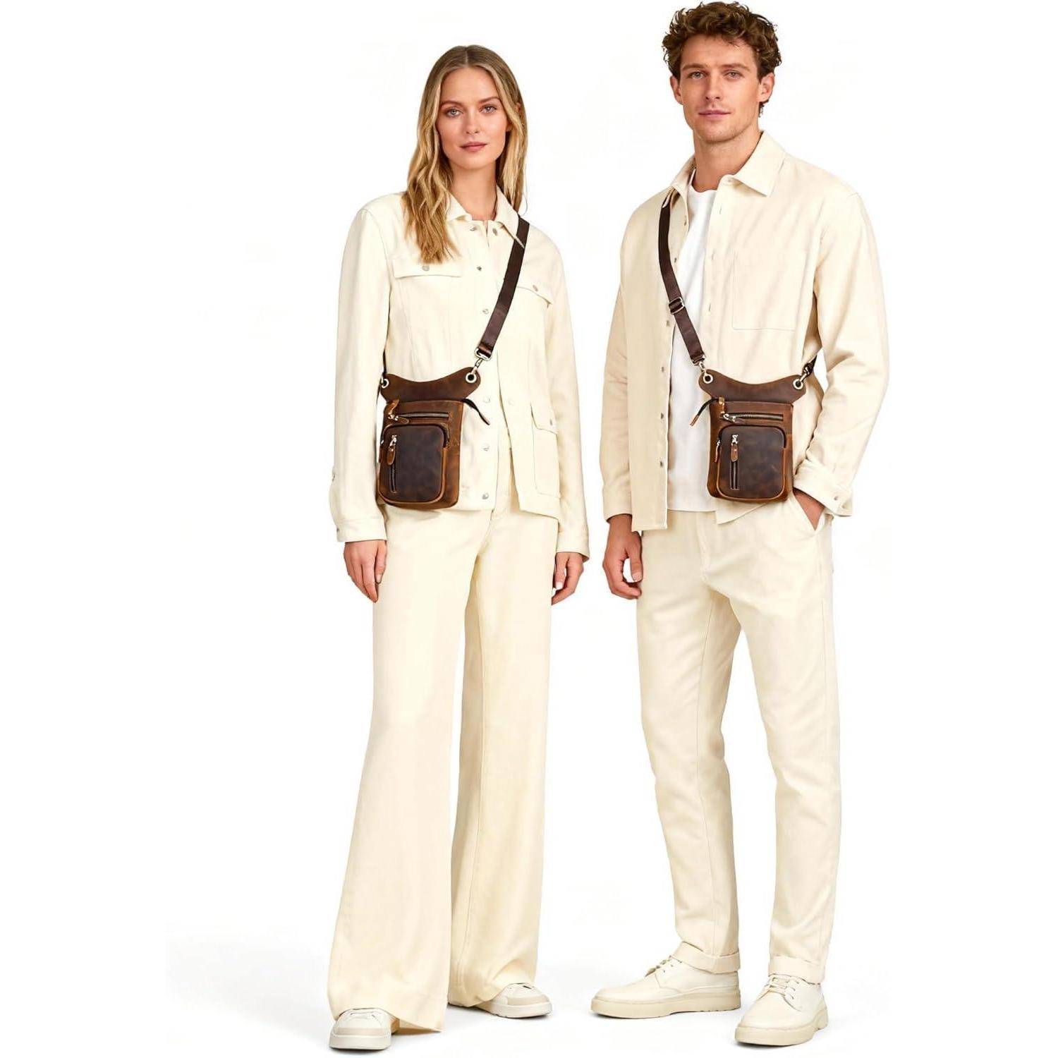 Zwei Modelle in cremefarbenen Outfits mit braunen Leder-Umhängetaschen vor weißem Hintergrund, die die Tasche im Stil für Männer und Frauen zeigen.
