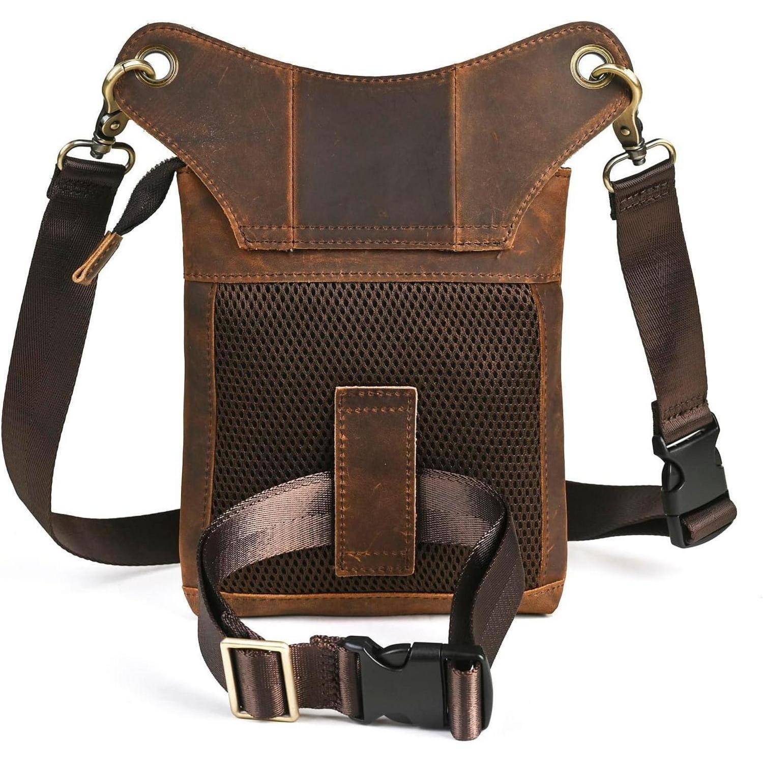 Braune Ledertasche zum Umhängen mit Mesh-Vorderseite, Überschlag und verstellbarem Riemen auf weißem Hintergrund.