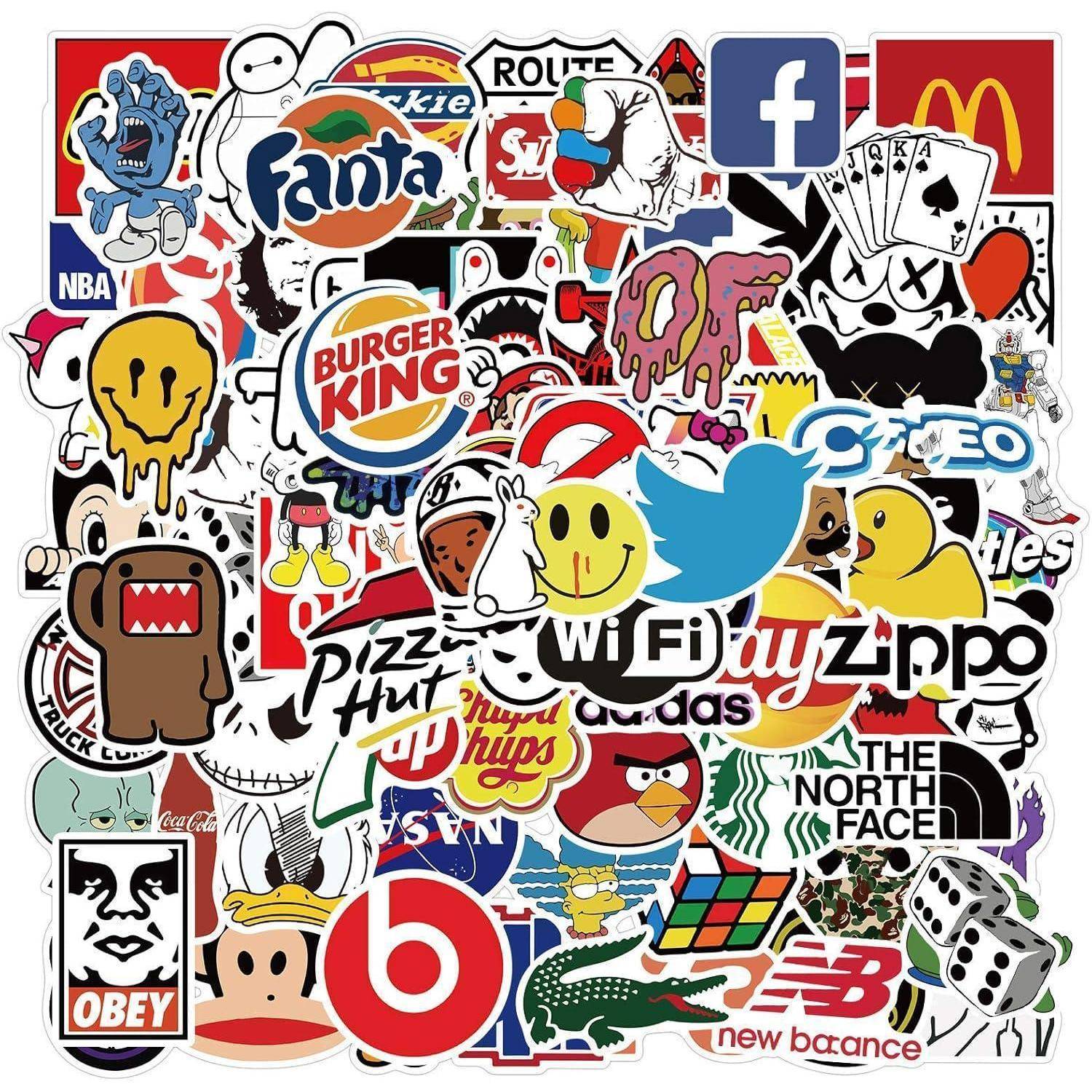 Eine Collage aus überlappenden Marken- und Popkultur-Stickern, darunter Fanta, Burger King, Facebook, McDonald's, Twitter, Wi‑Fi, Zippo, The North Face, Beats und Obey.