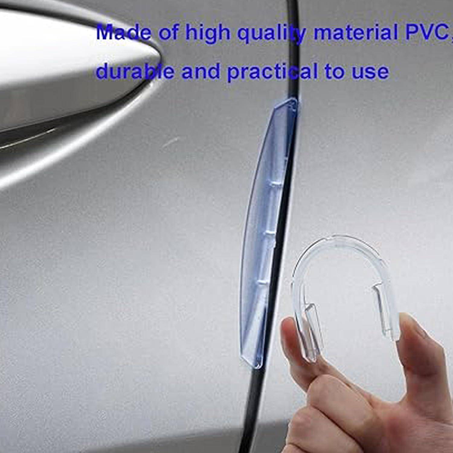 Hand hält transparente PVC-Türkantenschutzleisten neben einer Autotür, mit Text, der sagt "Hergestellt aus hochwertigem PVC-Material, langlebig und praktisch in der Anwendung"".