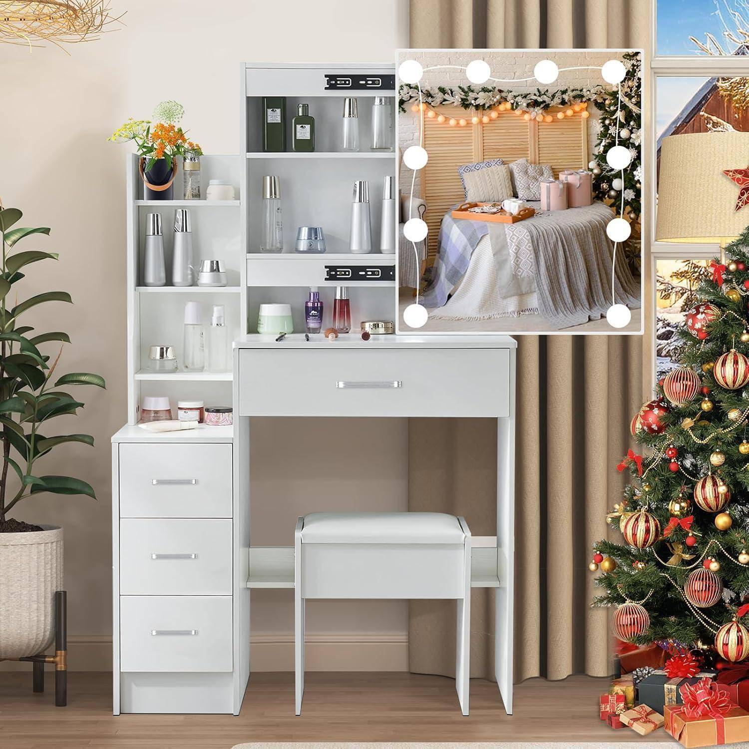 Weißer Frisiertisch mit Spiegellicht, Regalen und Hocker in einem Zimmer, das für Weihnachten dekoriert ist; Einsatz zeigt denselben Frisiertisch als Schlafzimmer-Display gestylt.