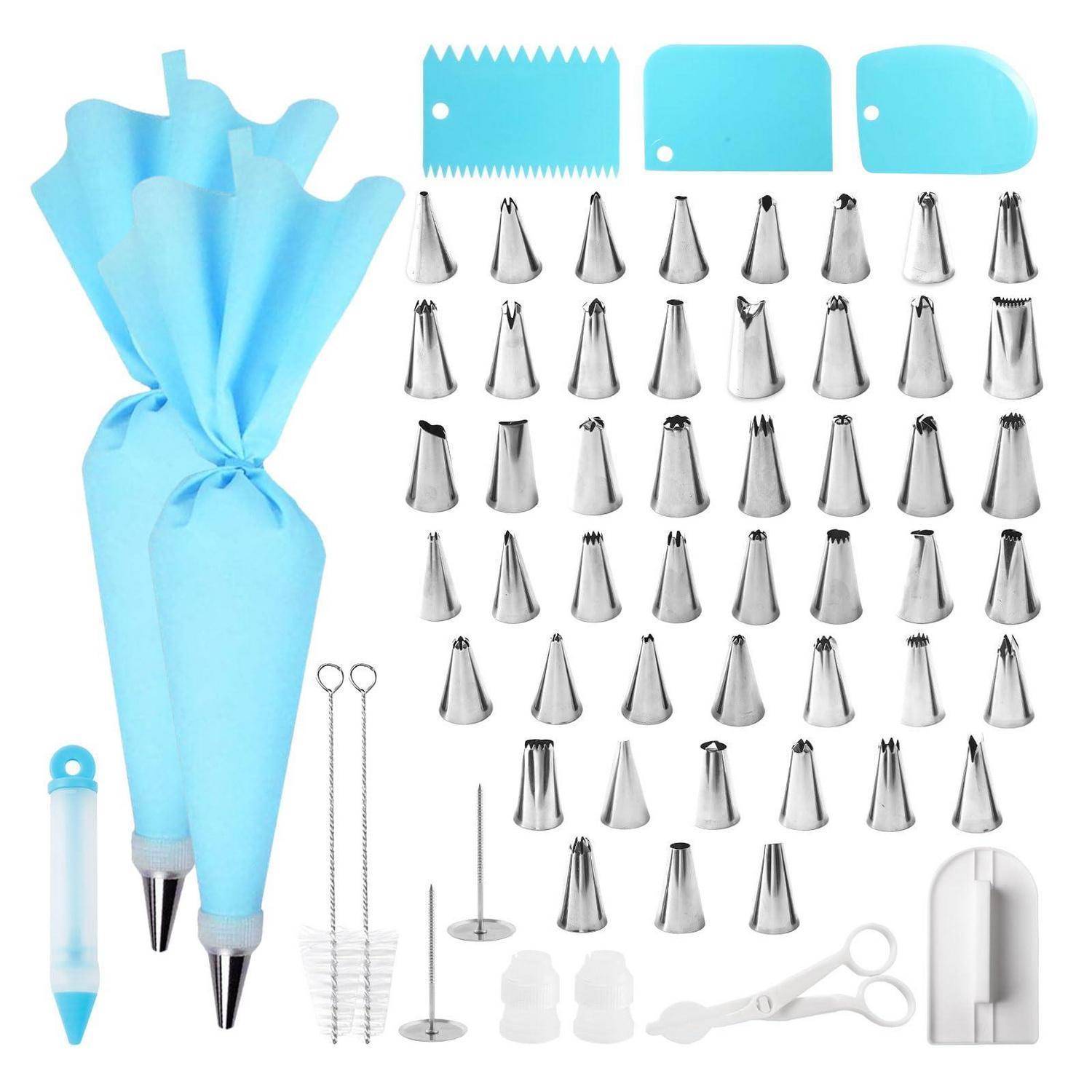Spritzbeutel-Dekorationsset mit blauen Einweg-Spritzbeuteln, vielen Metalldekorationsspitzen, Kupplungen, Reinigungsbürsten, Schere und einer Aufbewahrungsbox.
