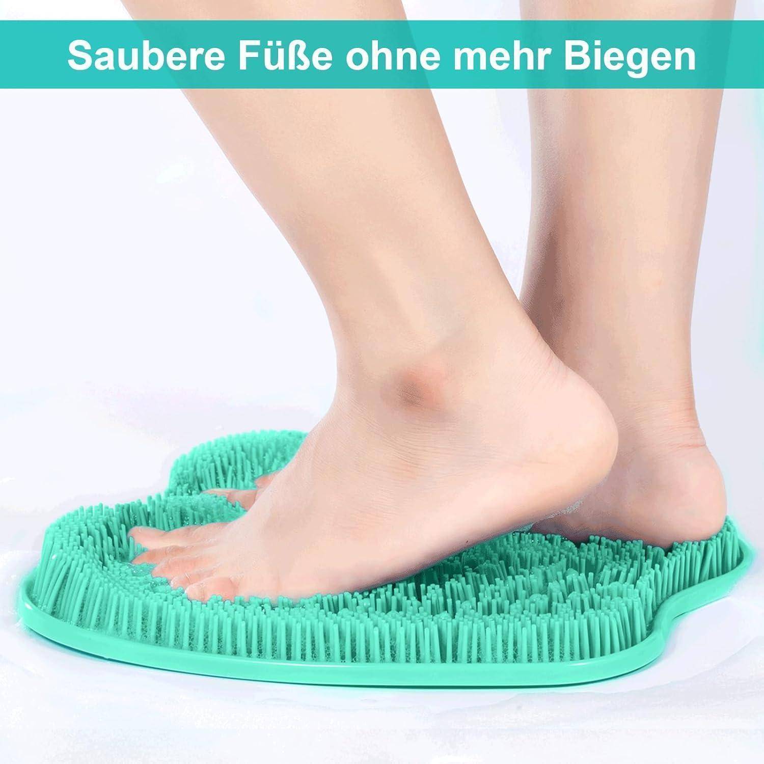 Füße auf einer grünen Bürsten-Matte zum Reinigen, mit deutschem Text „Saubere Füße ohne mehr Biegen