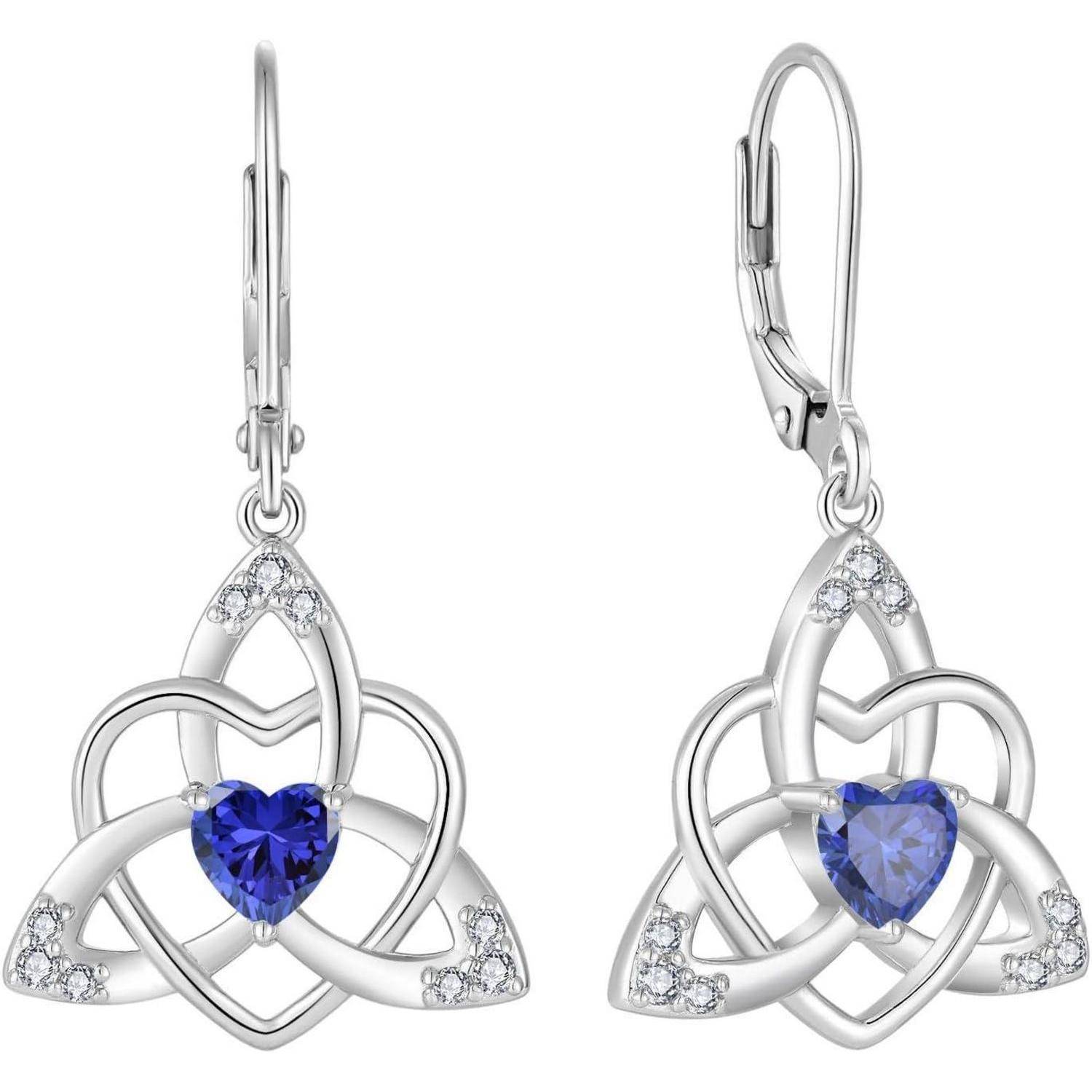 Paar silberner keltischer Knoten-Ohrhänger mit herzförmigen blauen Edelsteinen und kleinen transparenten Steinen.