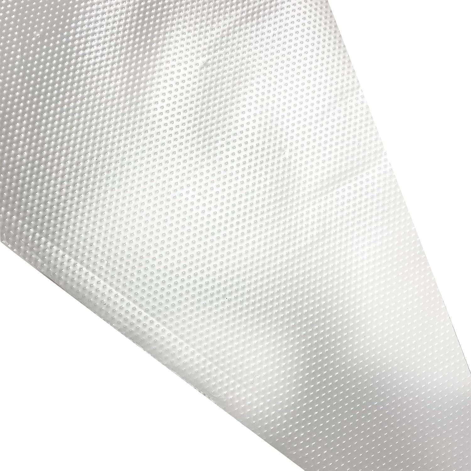 Abstraktes weißes strukturiertes Gewebe oder Maschennetz, das diagonal über einen einfachen weißen Hintergrund gefaltet ist.