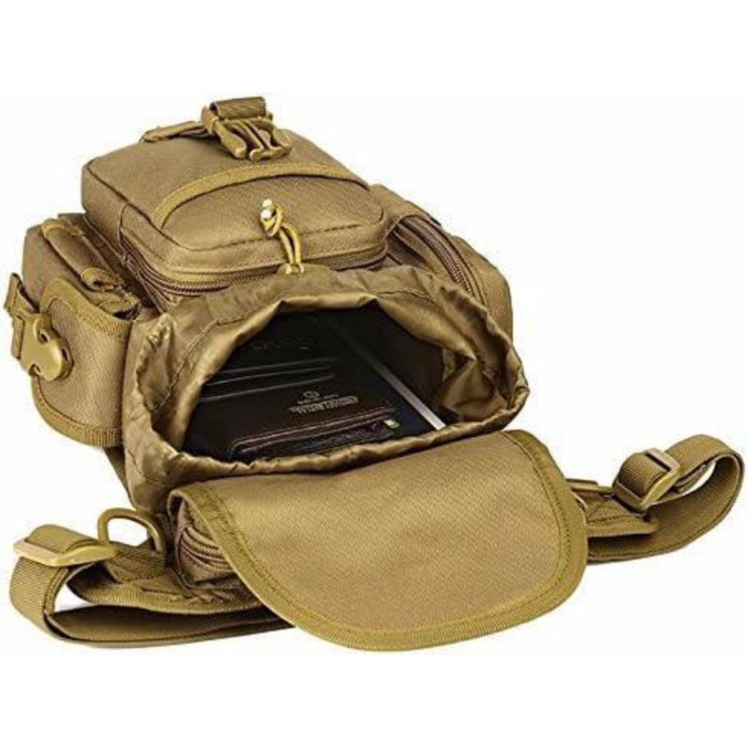 Beiger taktischer Rucksack mit Schultergurt und geöffneter Vorderklappe, in der ein kleines schwarzes Notizbuch oder eine Geldbörse sichtbar ist.