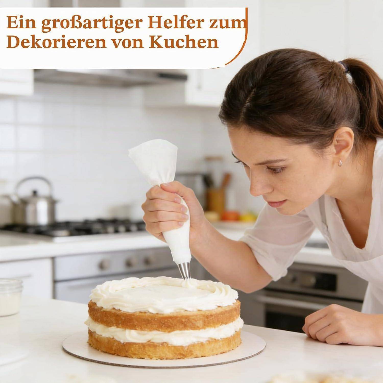 Eine Frau dekoriert einen gefrosteten Lagerkuchen mit einem Spritzbeutel in einer Küche; deutscher Text sagt „Ein großartiger Helfer zum Dekorieren von Kuchen
