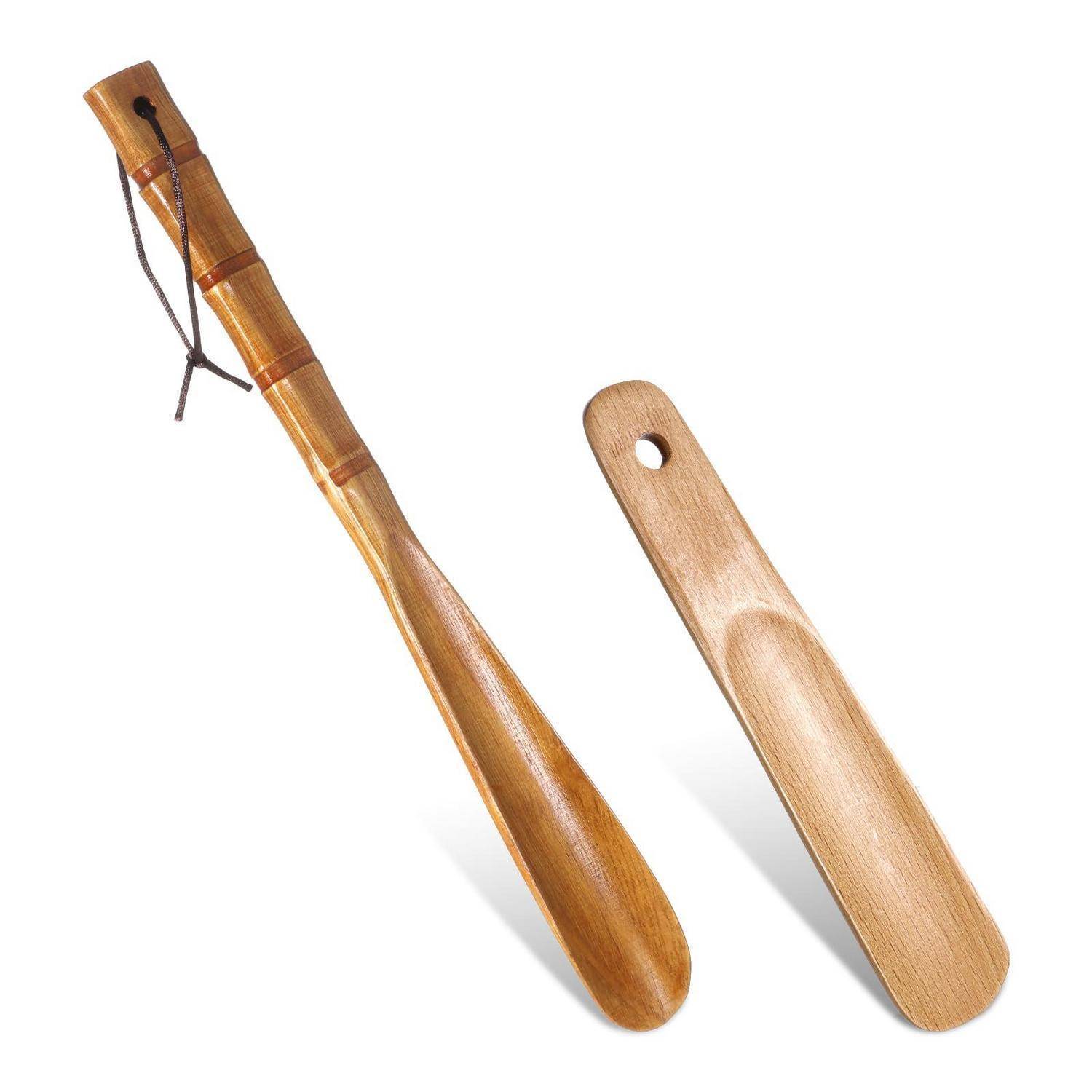 Schuhanzieher aus Holz mit Lederriemen neben einem separaten flachen Holzgriff auf weißem Hintergrund.