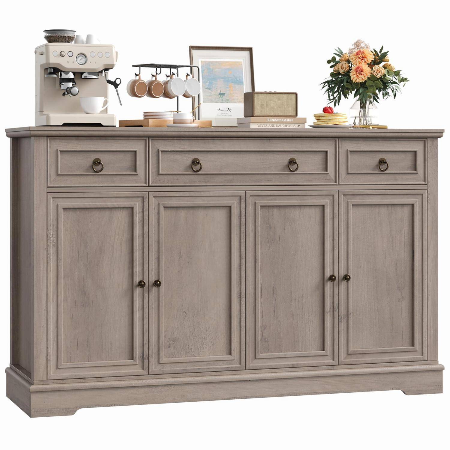 Grauer Holz-Sideboard mit vier Schranktüren und drei oberen Schubladen, gestaltet mit einer Kaffeemaschine, Bechern, Büchern, gerahmter Kunst und Blumen.