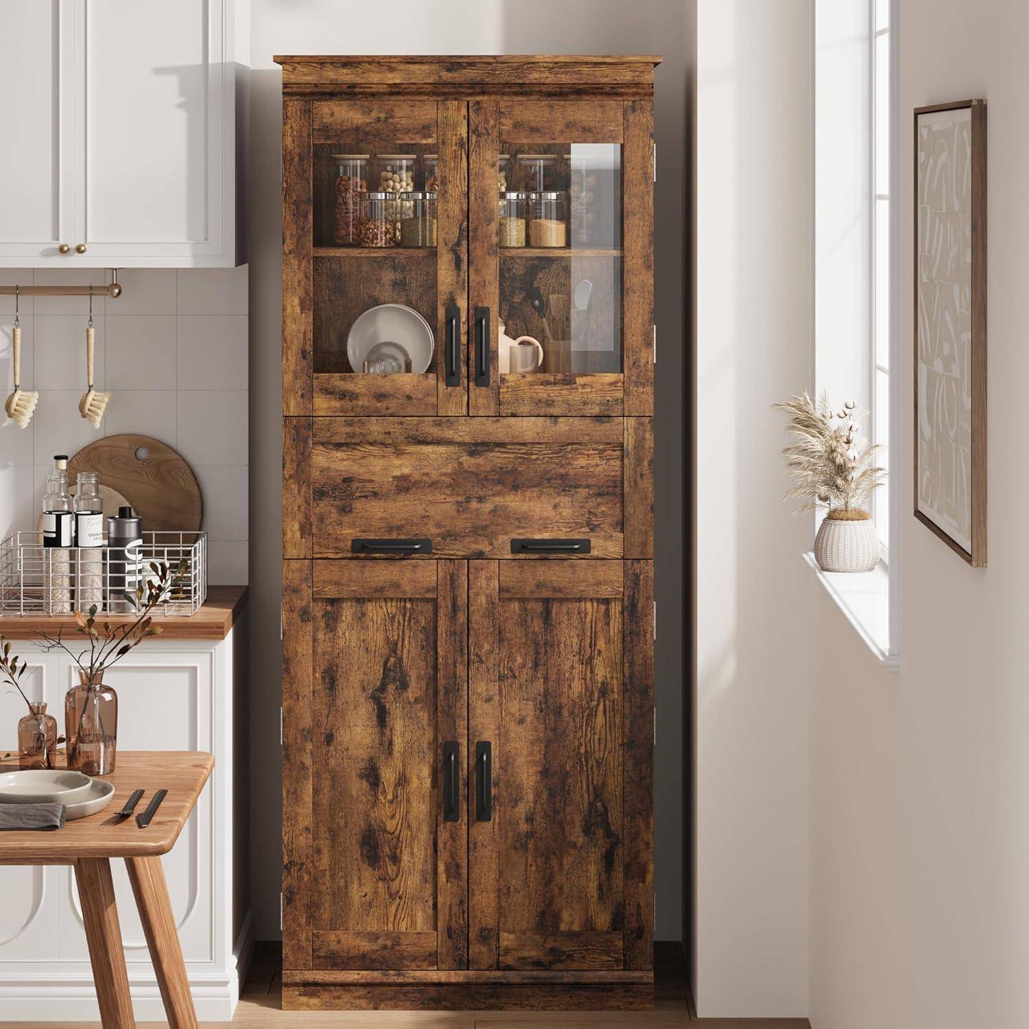 Rustischer Holzpantryschrank mit Glastüren im oberen Bereich und Lagerfächern im unteren Bereich in einer hellen Küche neben einem Tisch und einer Arbeitsplatte.