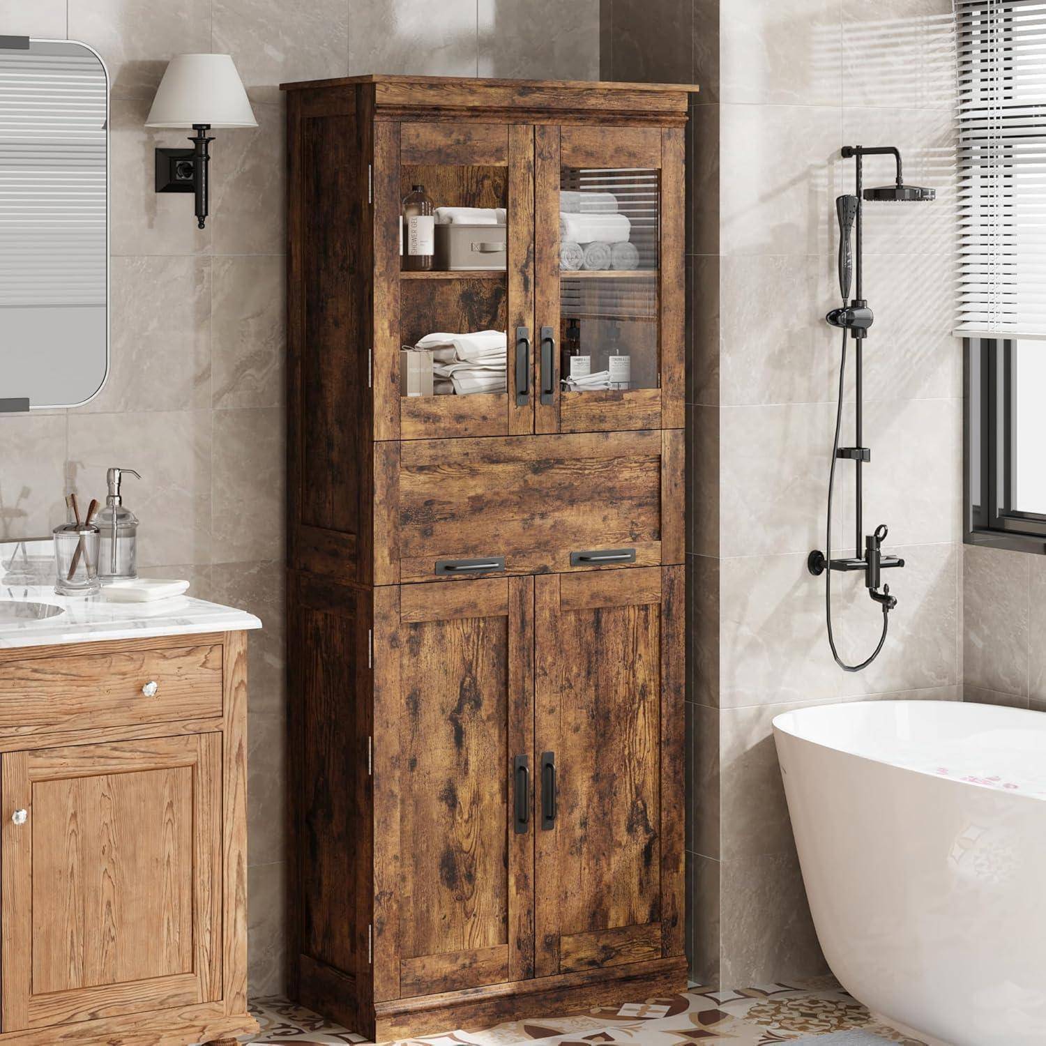 Badezimmer mit rustikalem Holzschrank neben einer freistehenden Badewanne und schwarzem Duschaufsatz; Waschtisch und Spiegel teilweise sichtbar.