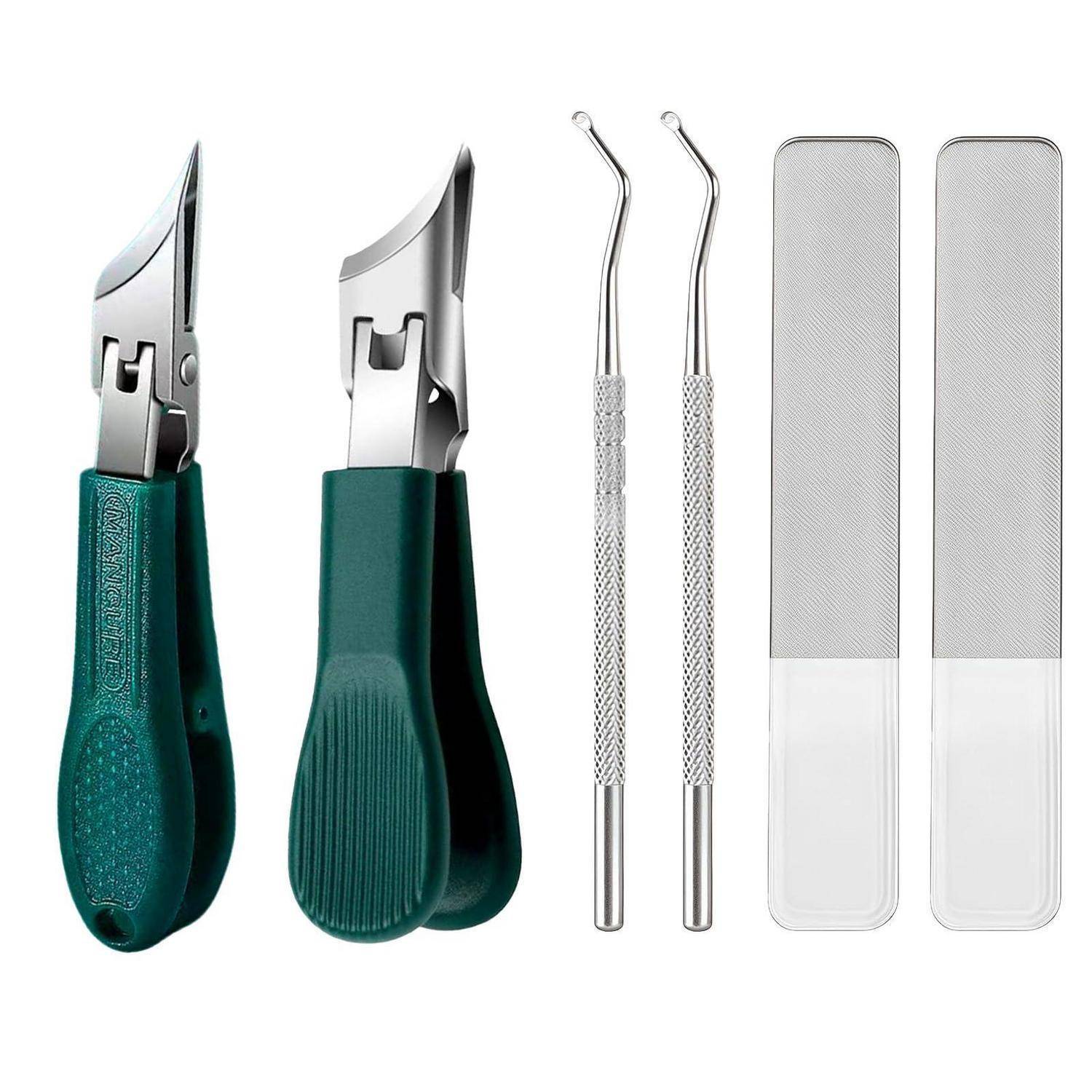 Maniküre- und Pediküre-Set mit zwei grünen Nagelknipsern, zwei Metallkutikelschiebern und zwei grauen Nagelfeilen auf weißem Hintergrund.