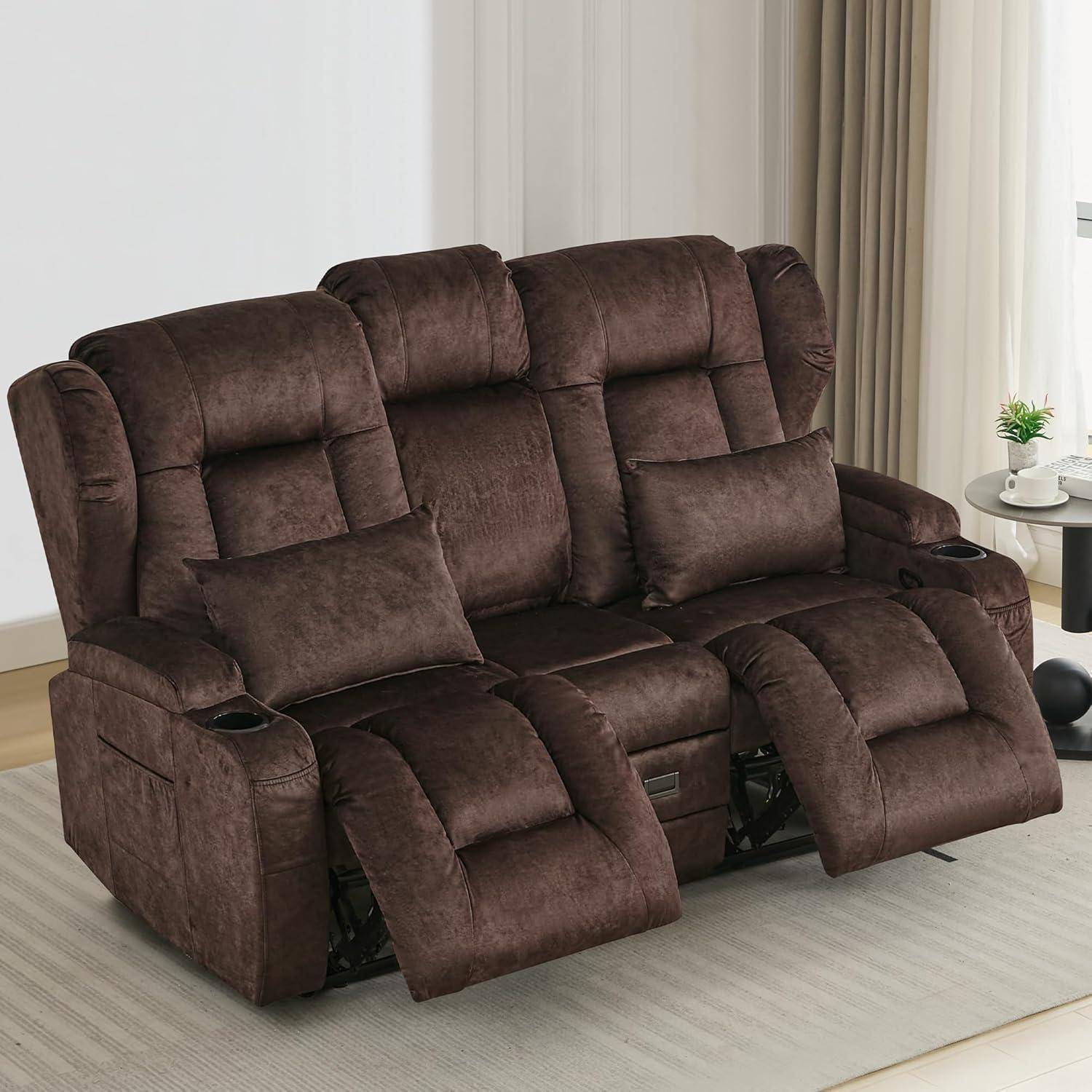 Braunes Dreisitzer-Relax-Sofa mit weichen Kissen und Getränkehaltern in einem hellen Wohnzimmer.