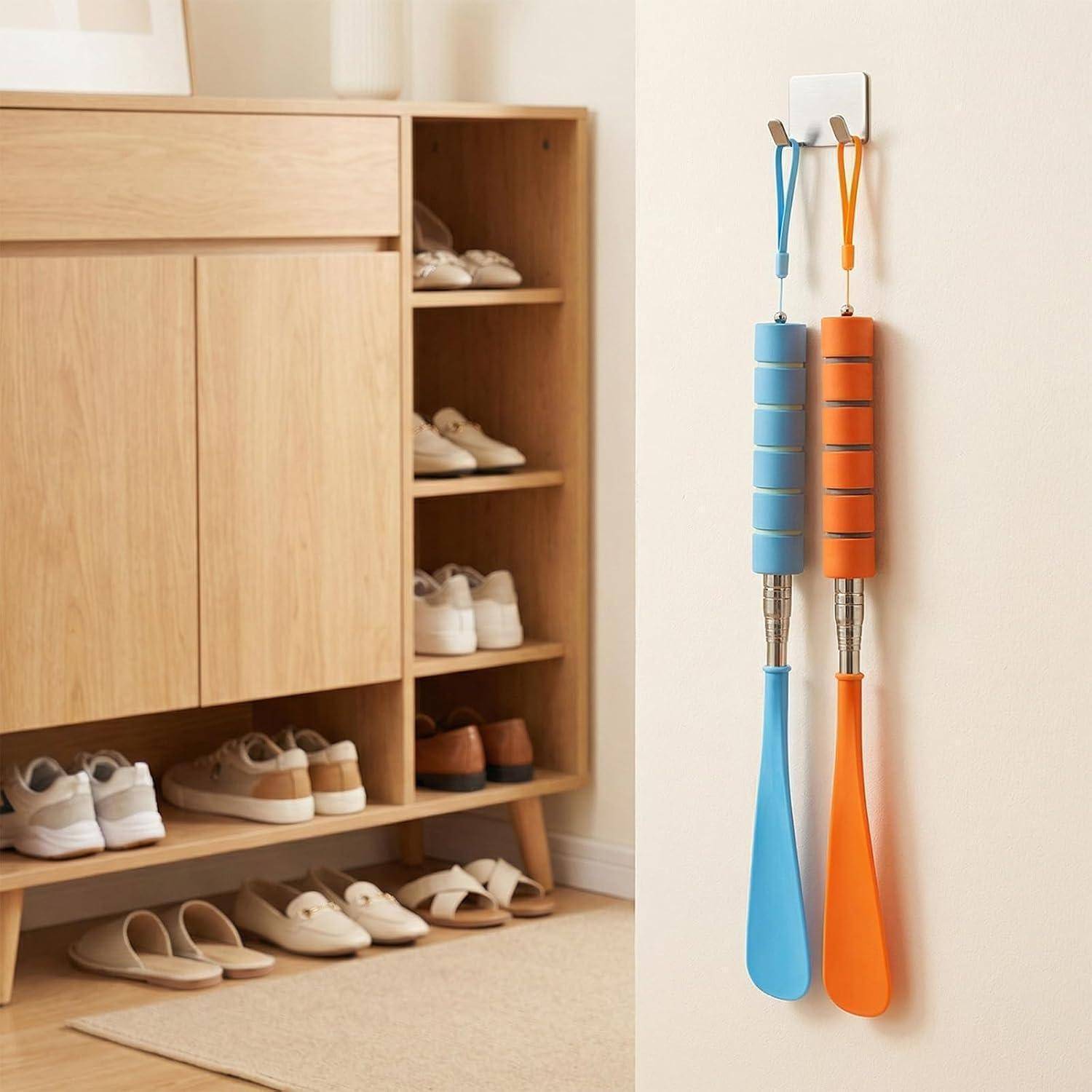 Ein wandmontiertes Aufbewahrungsregal hält zwei Paar blaue und orange hängende Trainingsbänder neben einem Schuhregal mit ordentlich angeordneten Schuhen.