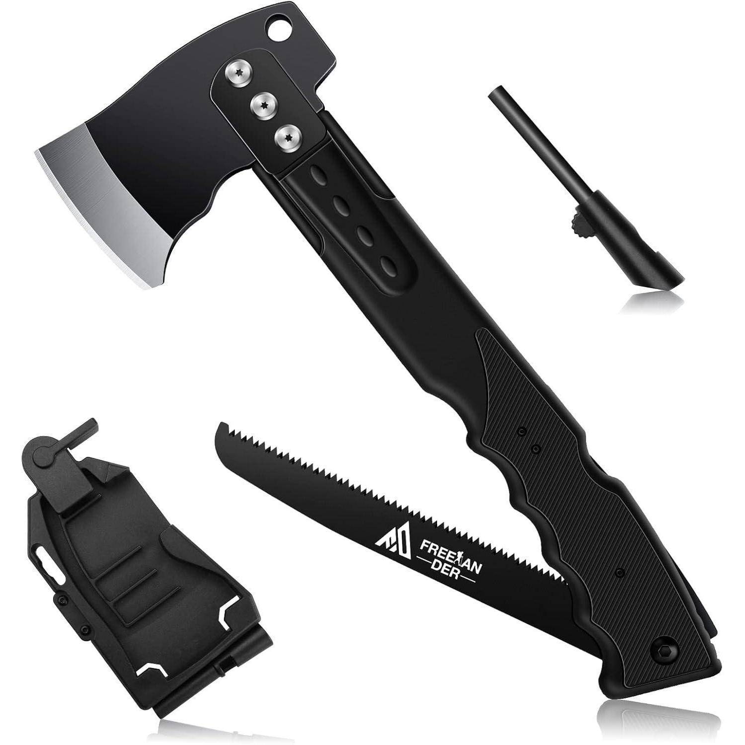 Schwarzes Multi-Tool-Axt-Set mit Beil, Sägeblatt, abnehmbarem Feuerstahlstab und Transportetui auf weißem Hintergrund