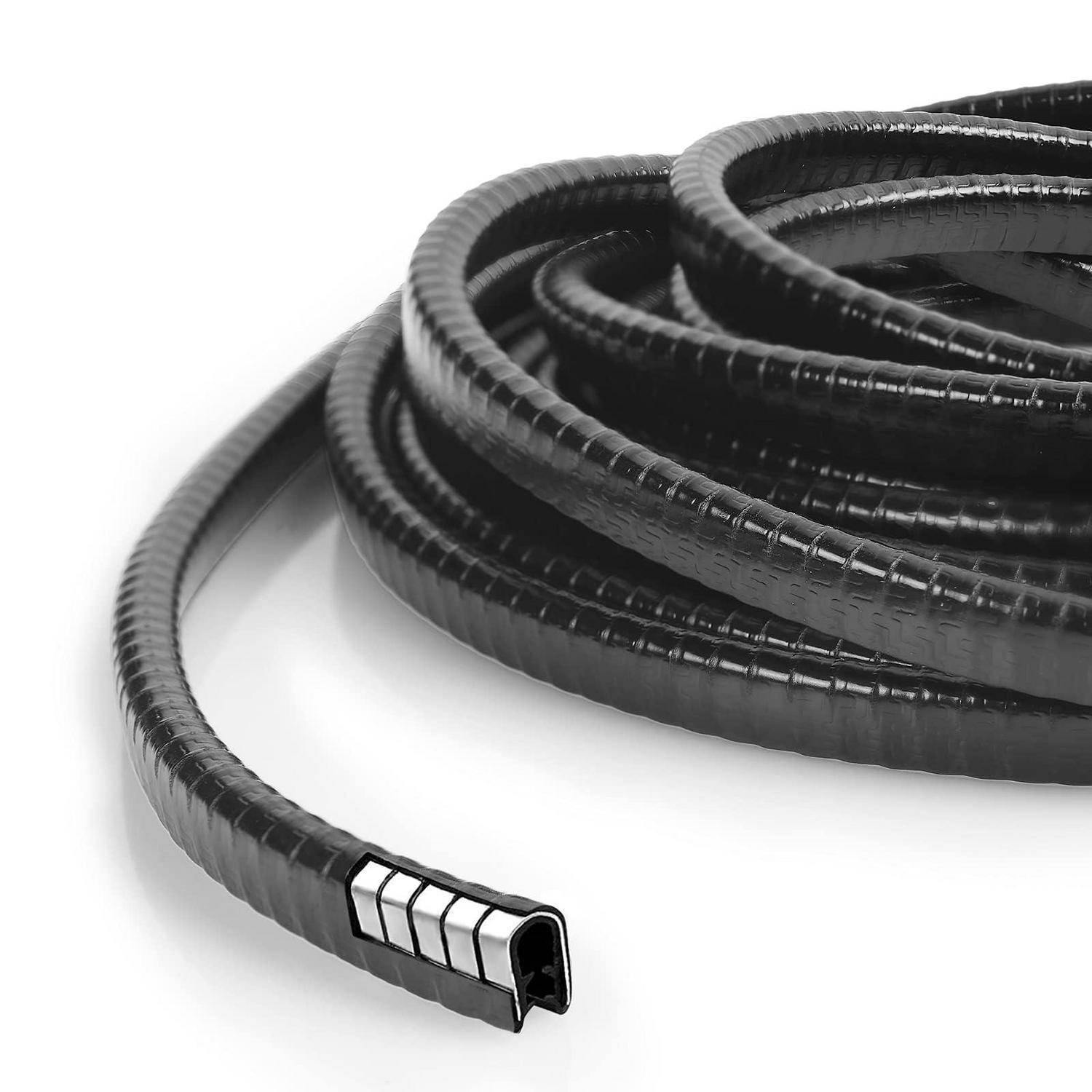 Aufgewickelte schwarze flexible Kabelschutzrohr mit geschnittenem Ende, das eine kleine rechteckige Öffnung auf weißem Hintergrund zeigt.