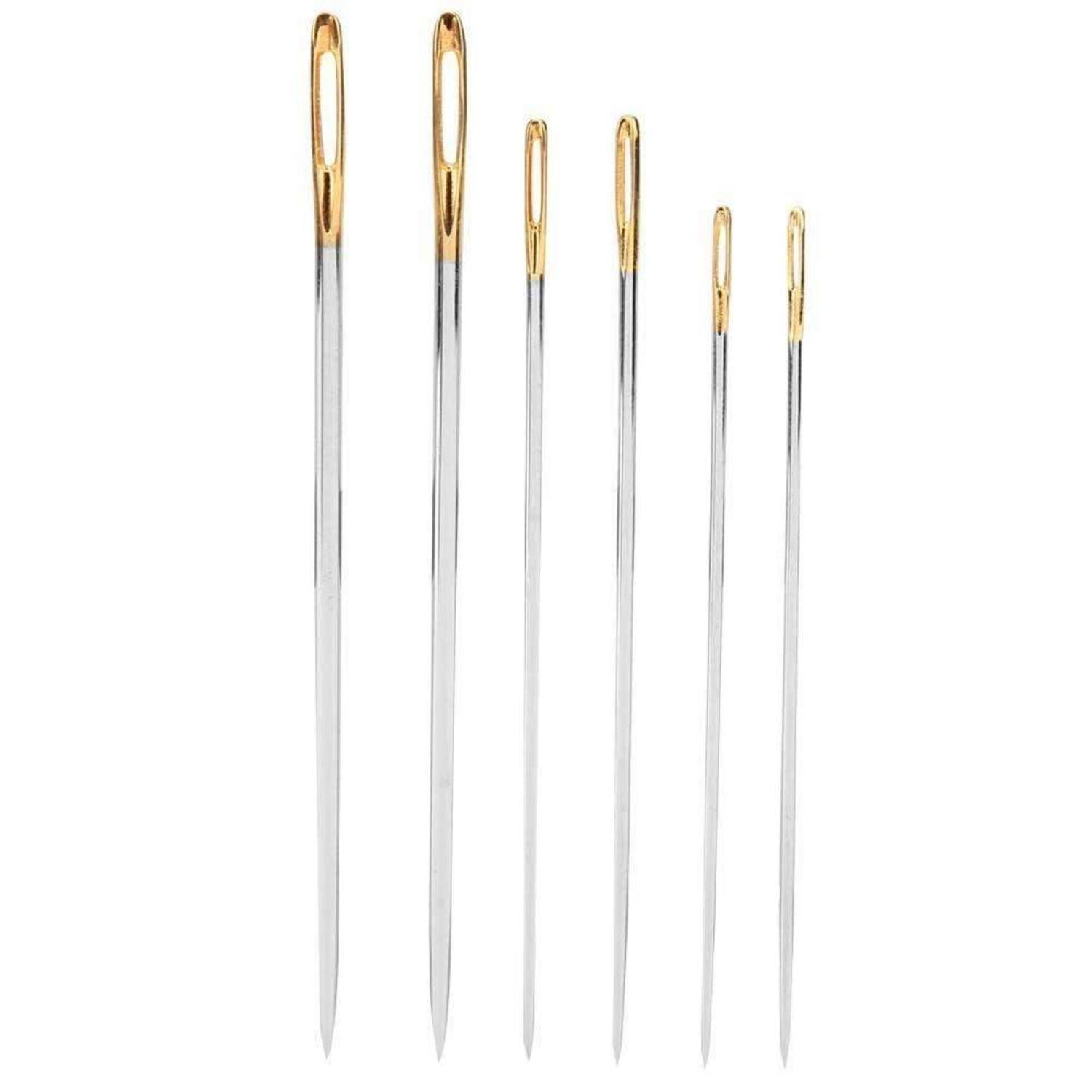 Sechs silberne Nähnadeln mit goldfarbenen Öhren, in absteigenden Größen auf weißem Hintergrund dargestellt.