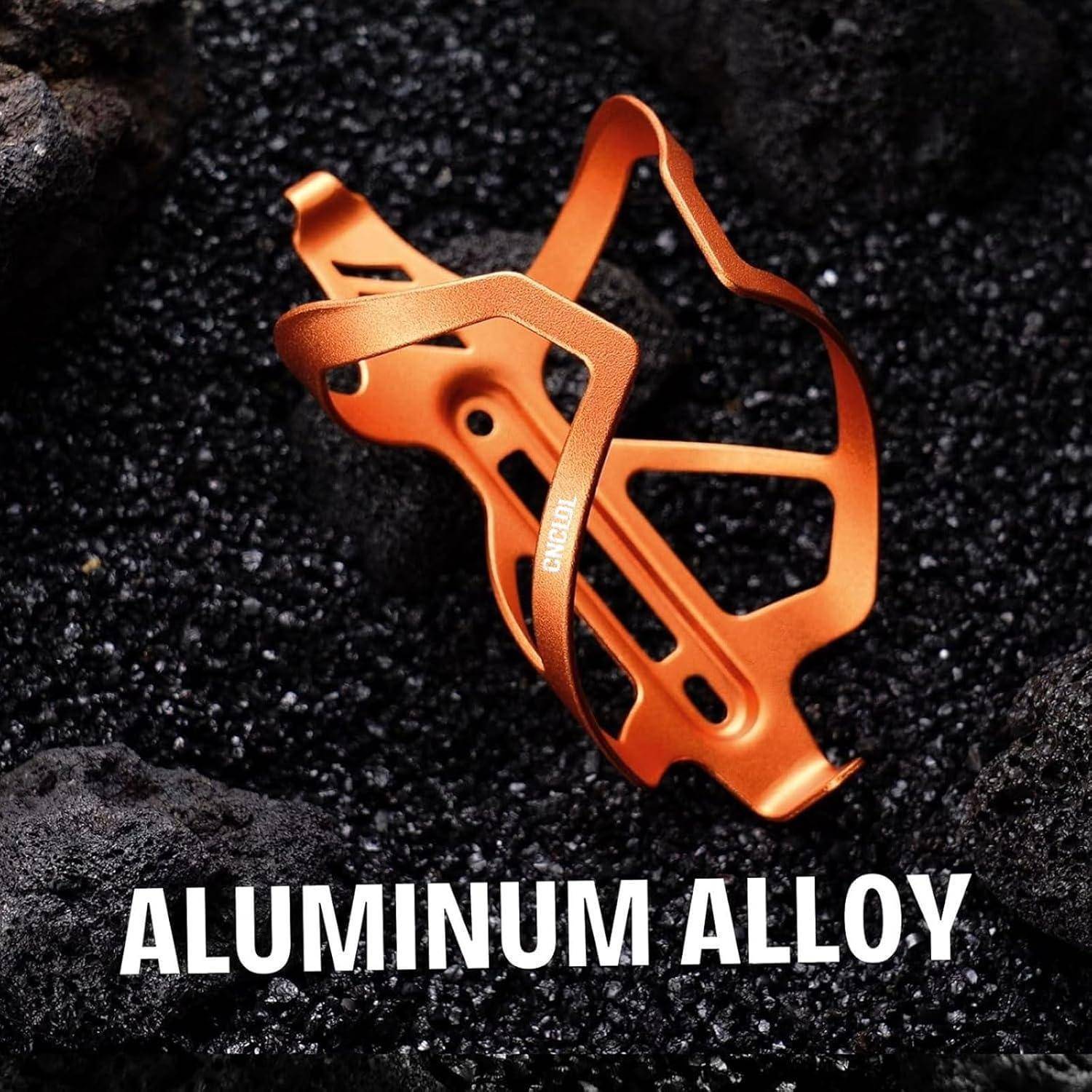 Orangener Aluminiumlegierungs-Flaschenhalter auf dunklem Kiesuntergrund mit Text „ALUMINIUMLEGIERUNG
