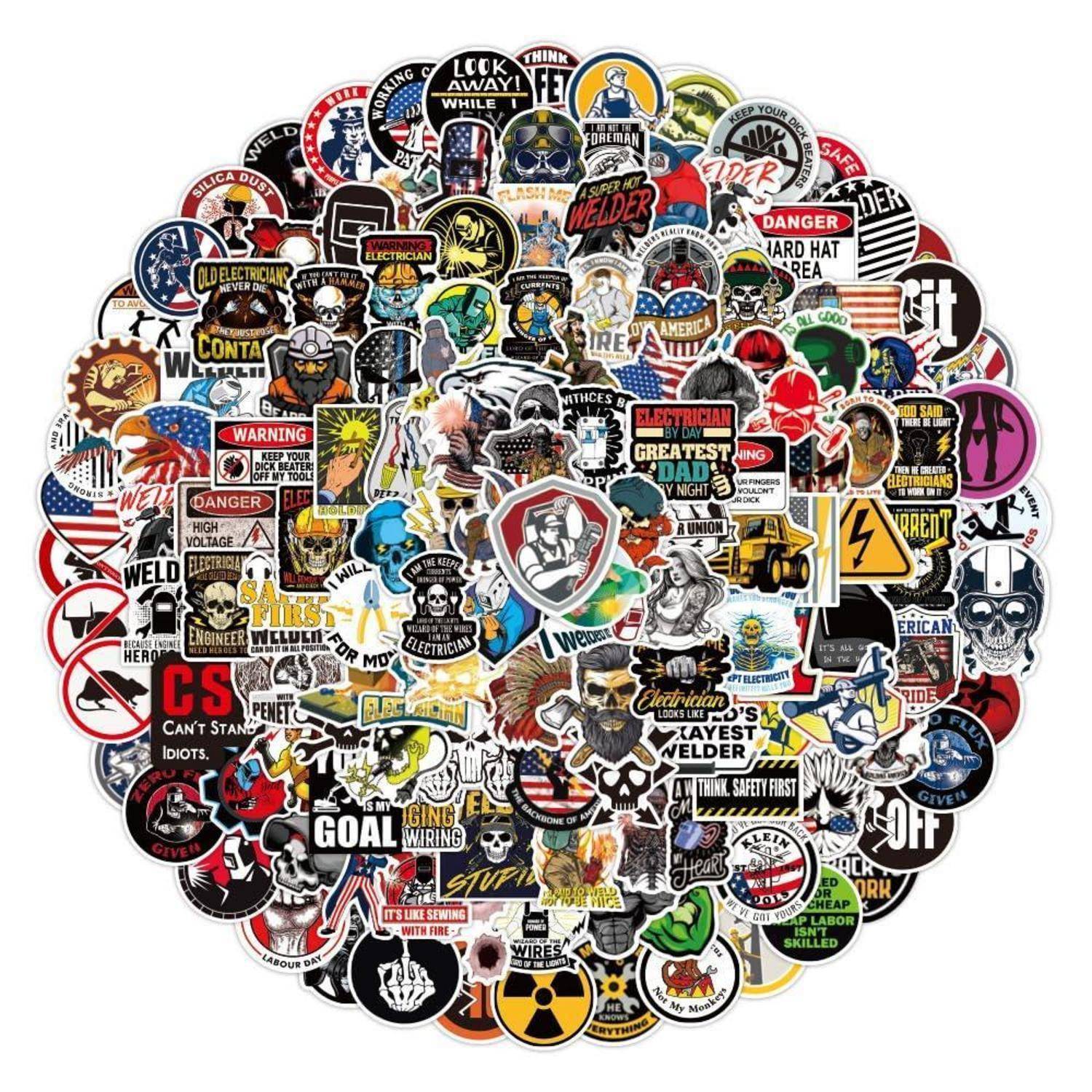 Eine dichte Collage aus farbenfrohen arbeits- und sicherheitsthematischen Aufklebern, die Handwerkszweige, Warnschilder, Werkzeuge und fettgedruckte Slogans in einem kreisförmigen Haufen angeordnet zeigt.