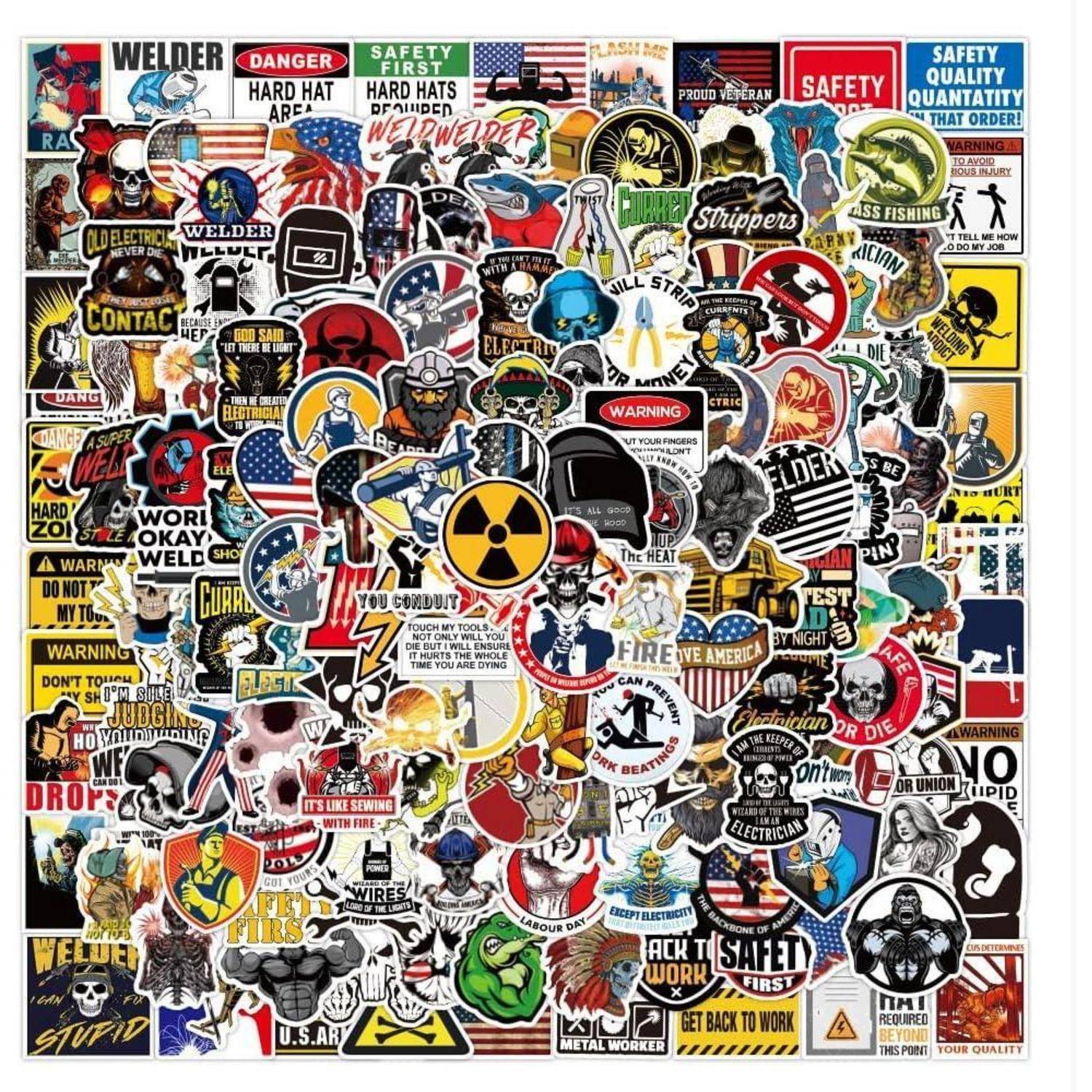Eine dichte Collage von Arbeitsschutz- und Berufsaufklebern, einschließlich Schweißen, Elektrik, Schutzhelm, Warn-, Gefahren-, Gewerkschafts- und Strahlungssymbolen.