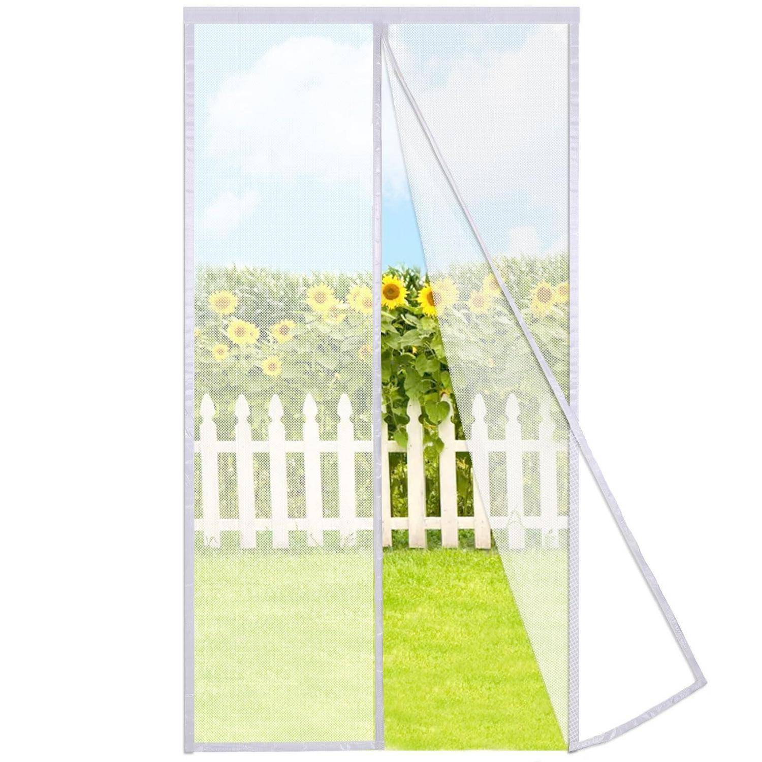 Eine magnetische Fliegengittertür mit Reißverschlussöffnung, teilweise geöffnet, um einen sonnigen Garten mit Sonnenblumen und einem weißen Lattenzaun zu zeigen.