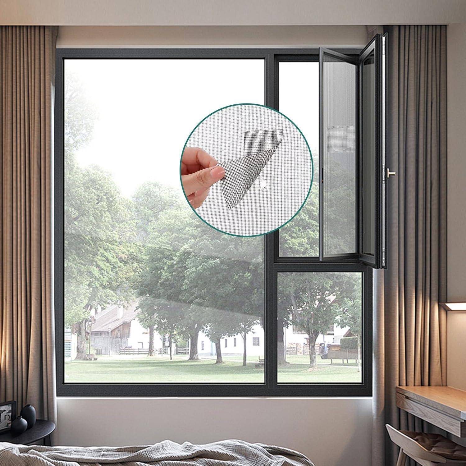 Fenster mit einem abnehmbaren Fliegenfliegengitterfeld, das zurückgezogen wird, zeigt ein offenes Dreh-Kipp-Fenster in einem Schlafzimmer mit Blick auf Bäume im Freien.