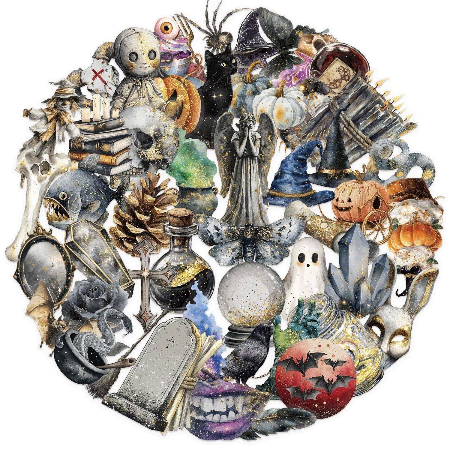 Kreisförmige Collage mit Halloween-Motiven und Figuren, einschließlich einer Schädelpuppe, schwarzer Katze, Gespenst, Kürbissen, Fledermäusen, Grabstein, Kerzen, Buch und Hexenhut.
