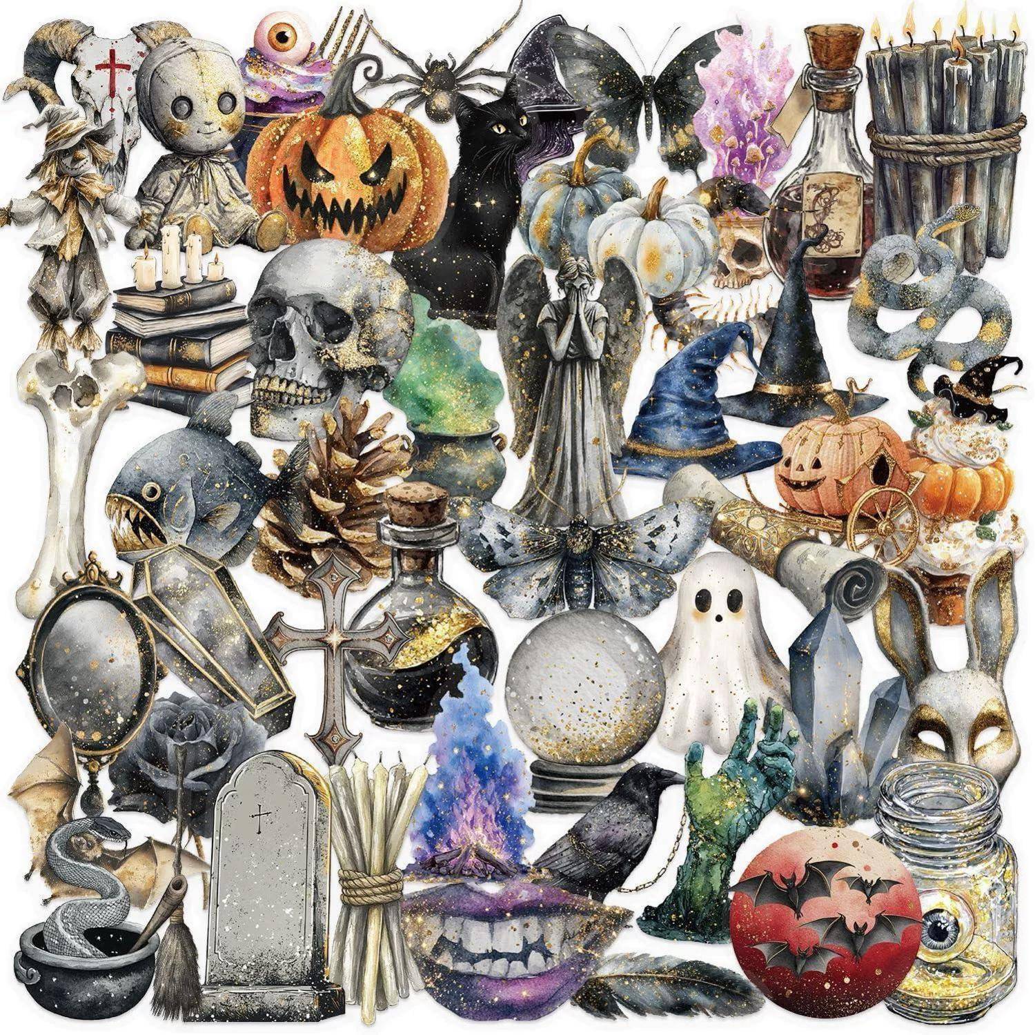 Eine Halloween-themed Collage aus gruseligen Objekten: Kürbislaternen, Schädel, Gespenster, Hexen, Fledermäuse, Kerzen, Gräber und schwarze Katzen in einer überfüllten Herbstanordnung.