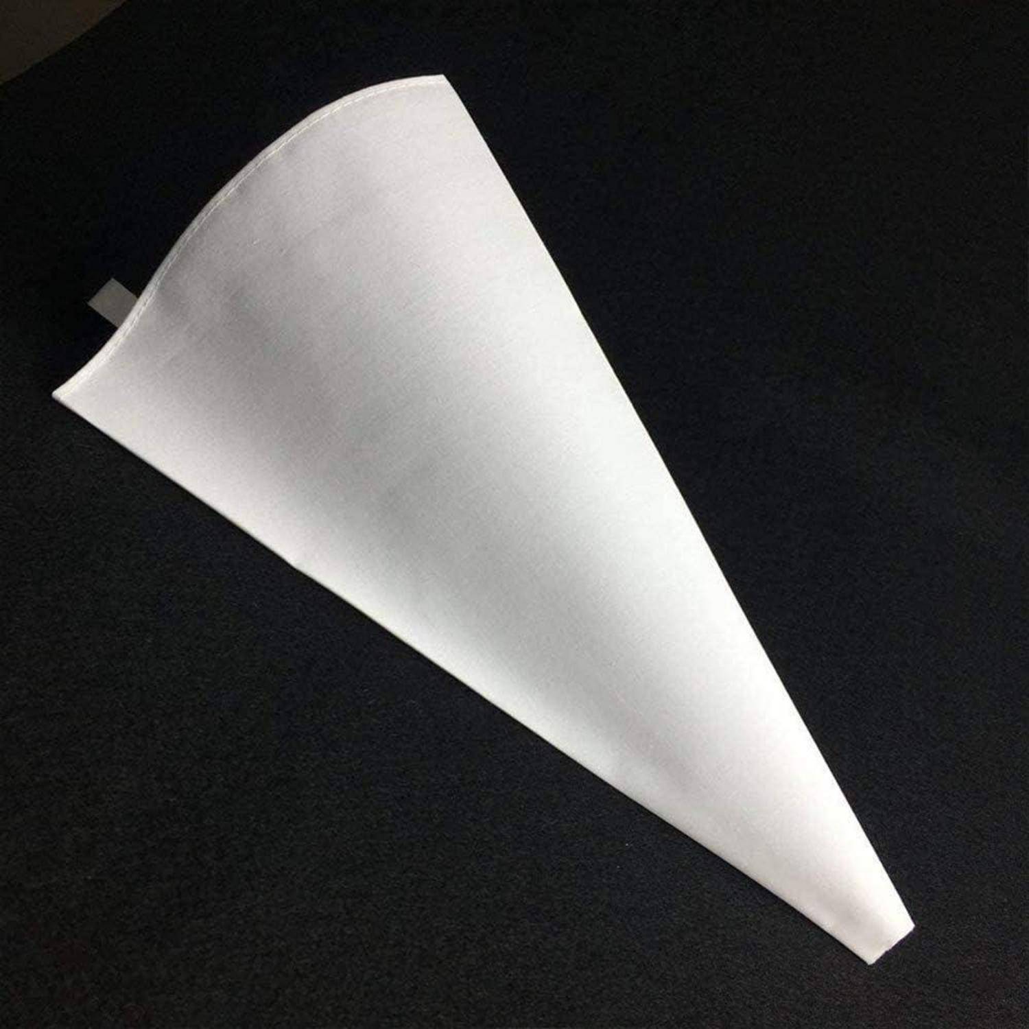 Weißer kegelförmiger Papierfilter auf schwarzem Hintergrund, diagonal von der breiten Öffnung bis zur spitzen Spitze betrachtet.