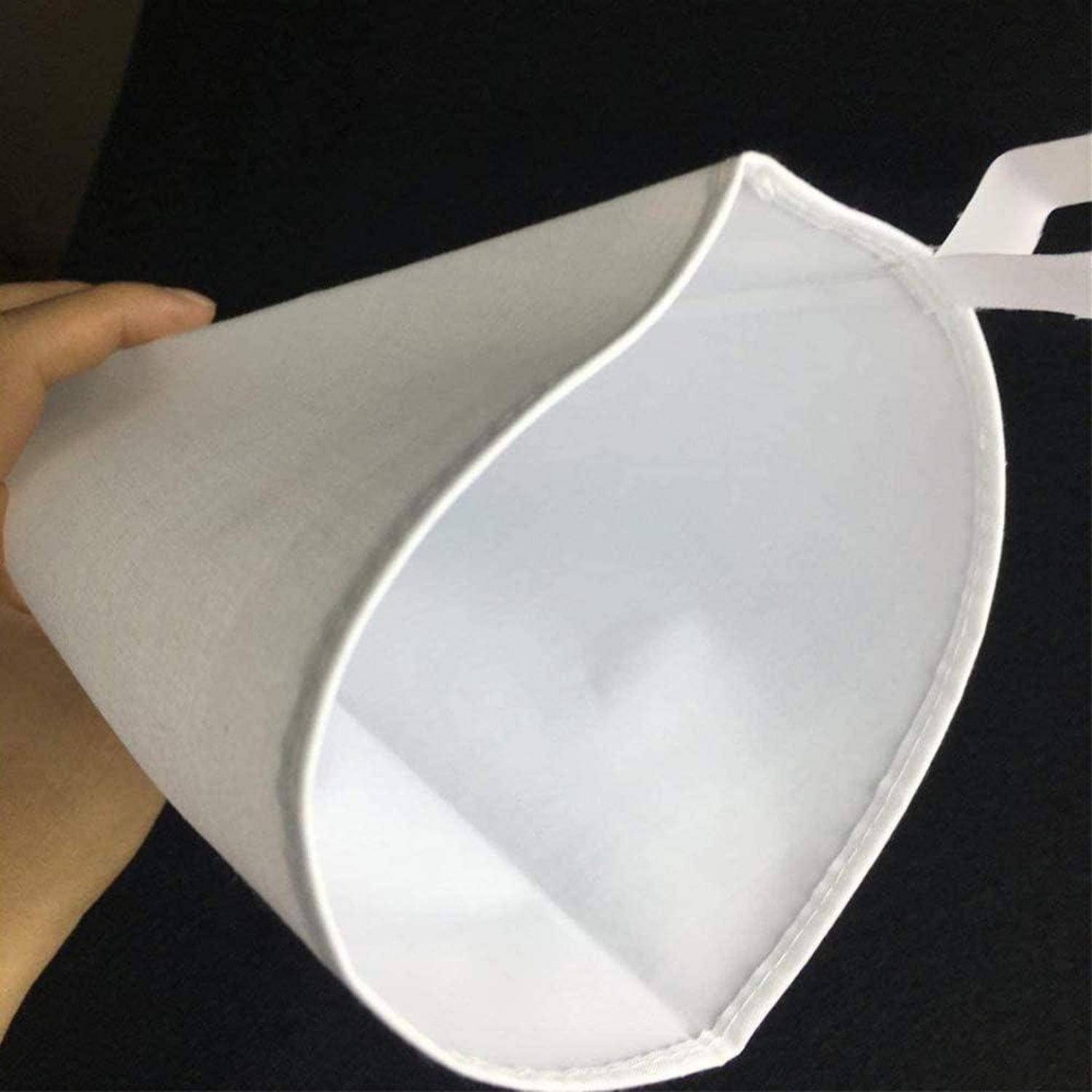 Hand, die einen weißen, kegelförmigen Papierfilterbeutel oder Trichter gegen einen schwarzen Hintergrund hält.