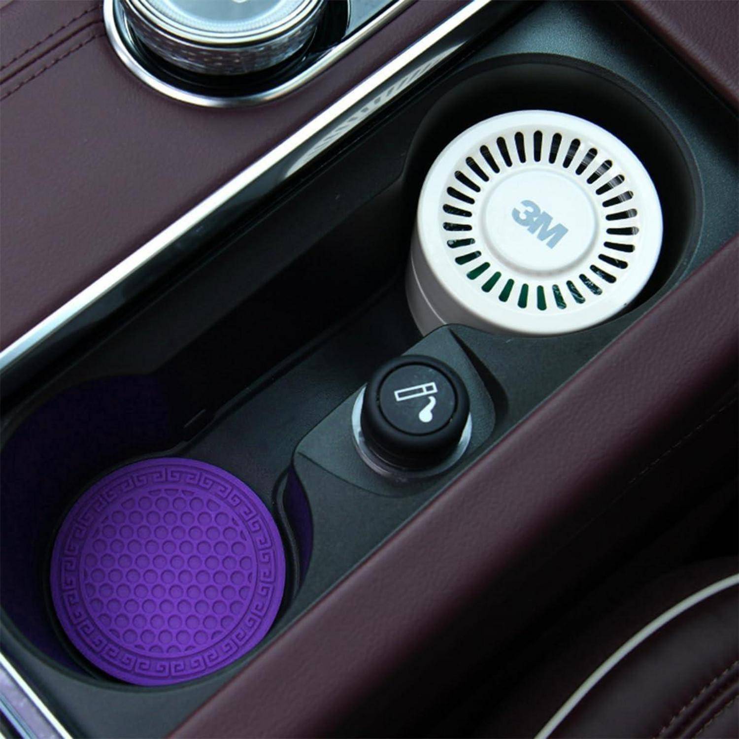Autotassenhalter-Organizer mit einem 3M-Lufterfrischer, einem Zigarettenanzünder-Adapter und einer lila Speichereinlage in der Mittelkonsole.